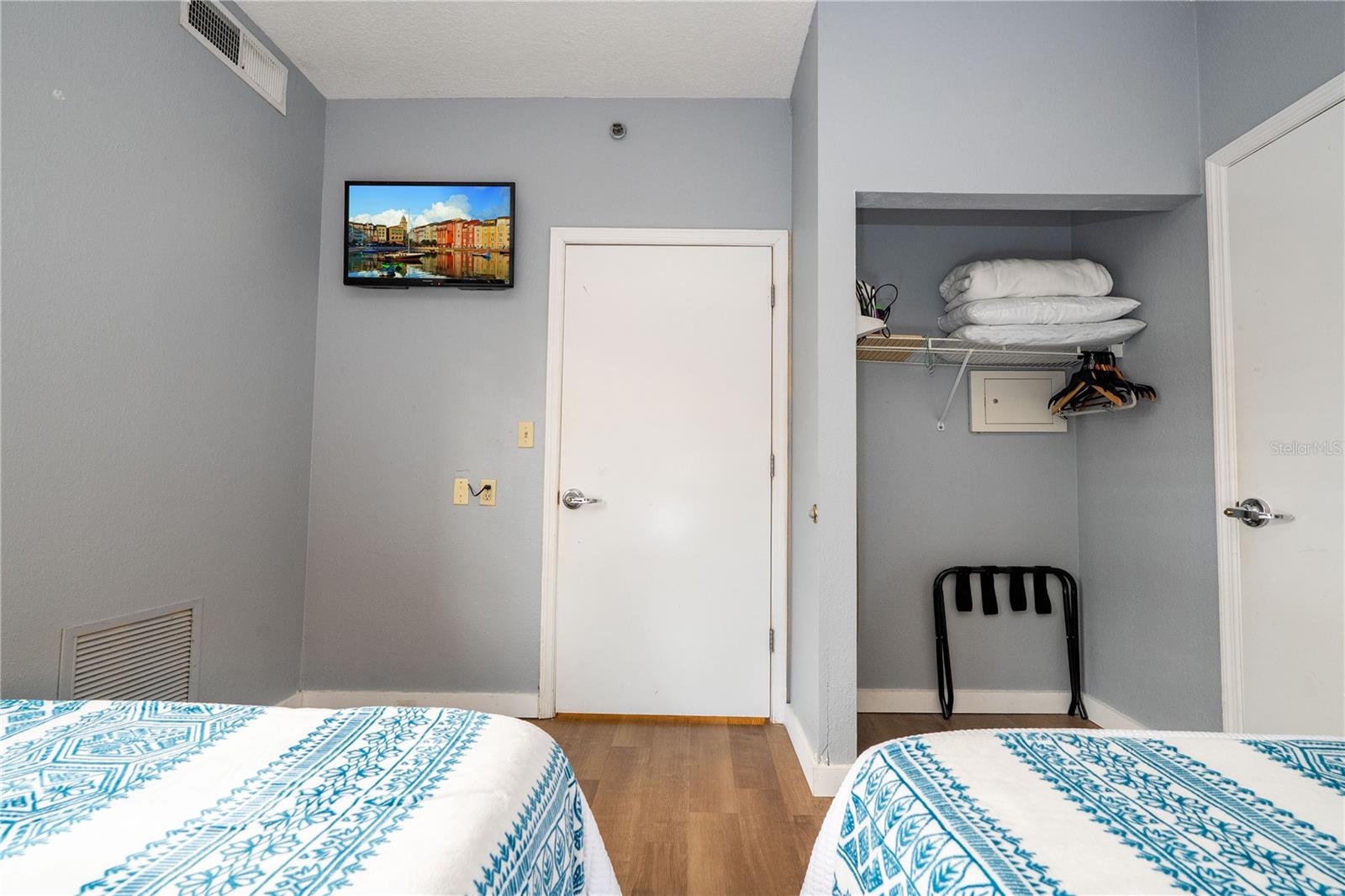Image 44 of 77 For 7601 Canada Avenue 127