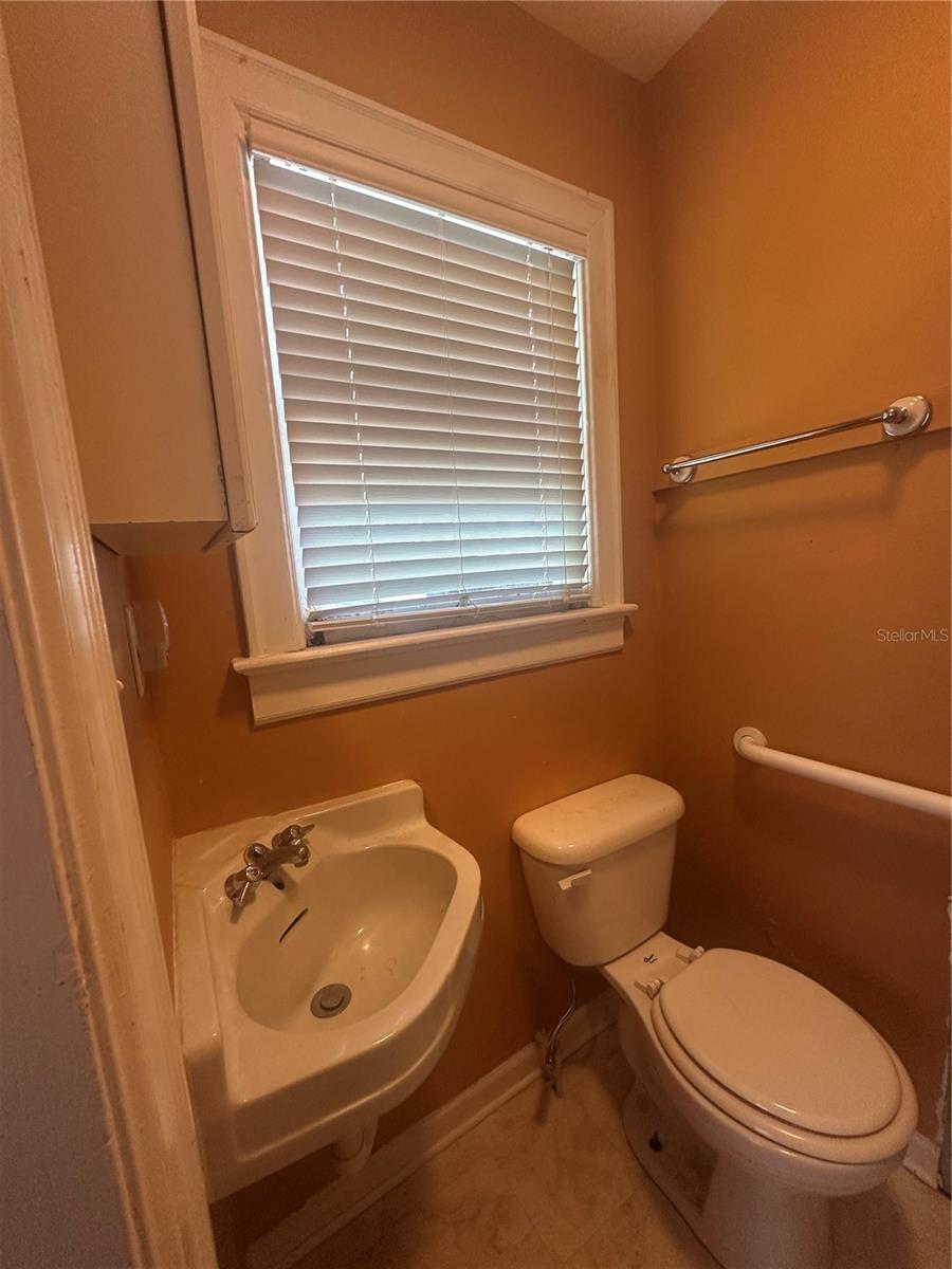 Image 18 of 31 For 1109 17th Street W