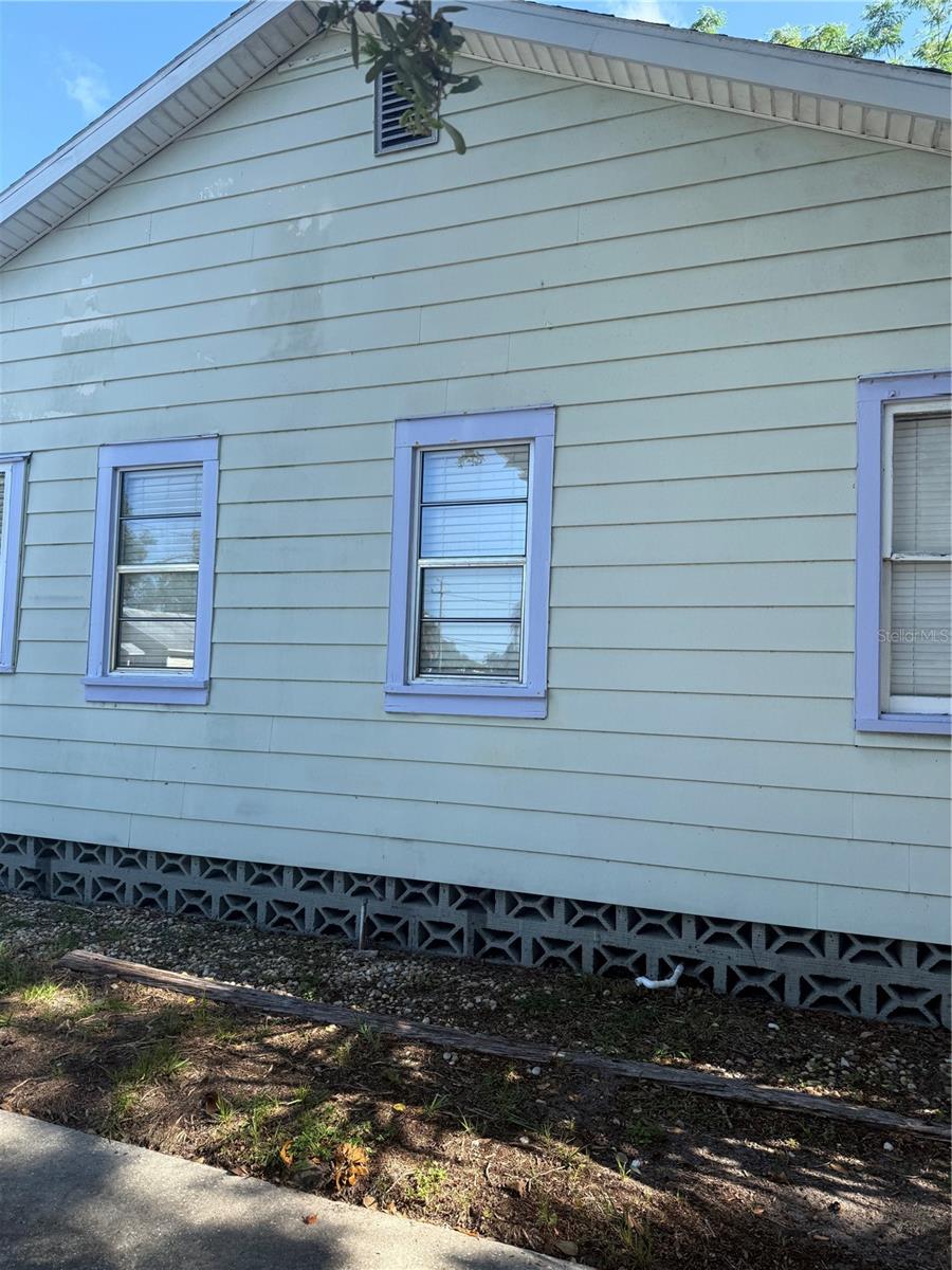 Image 2 of 31 For 1109 17th Street W