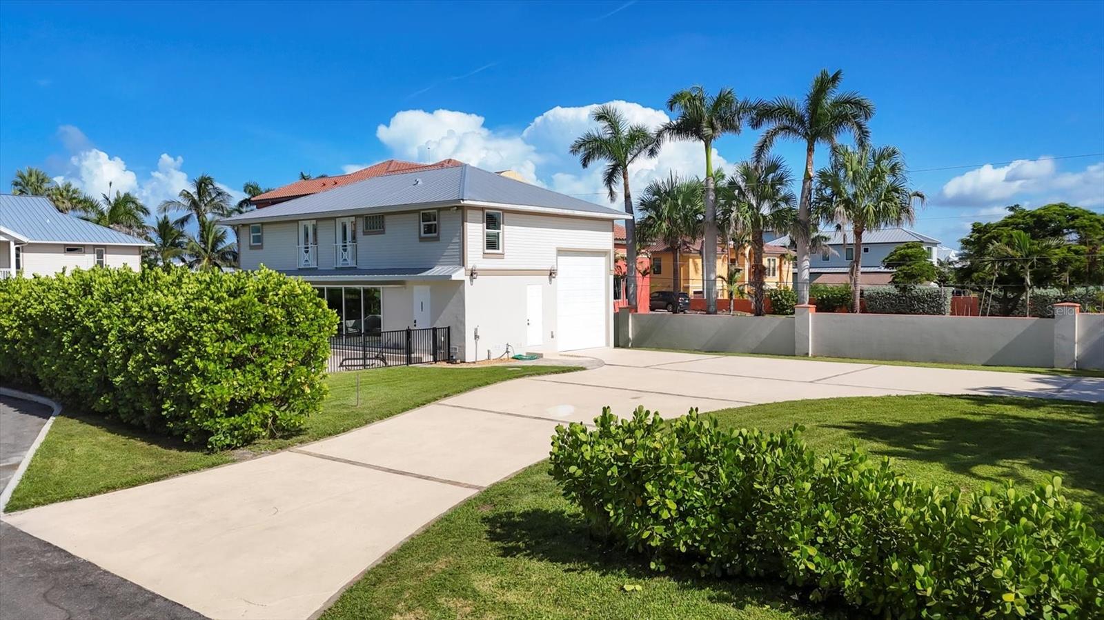 Image 50 of 63 For 559 Bob Hope Drive