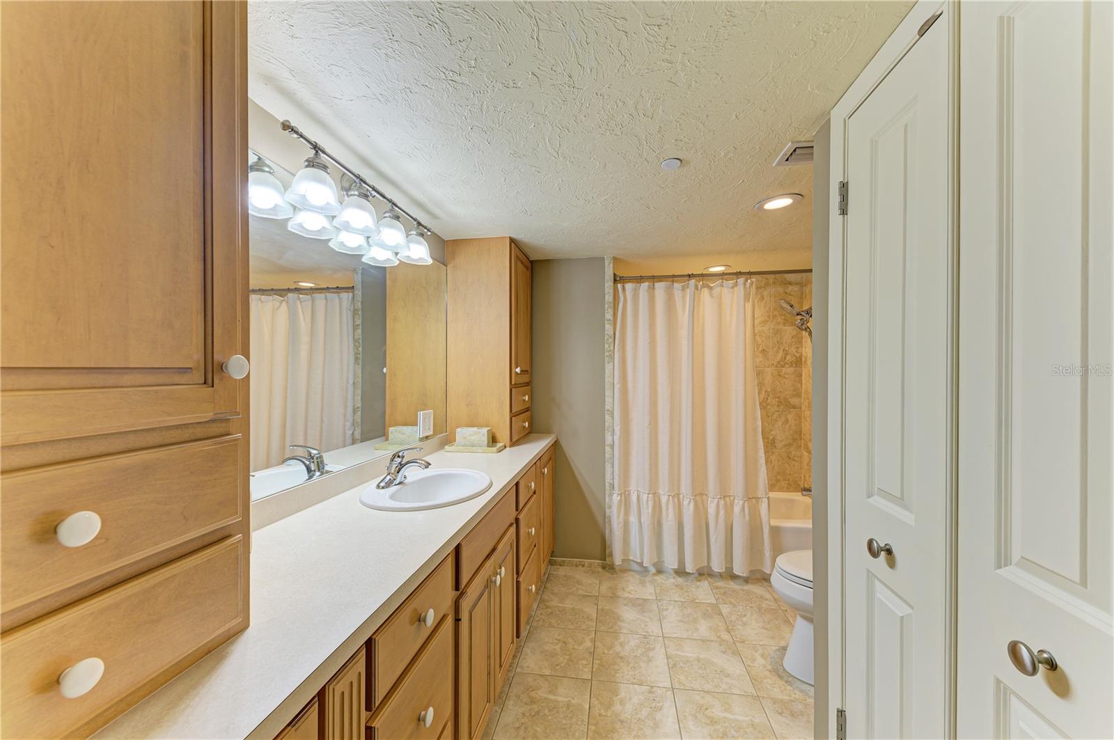 Image 31 of 51 For 627 Alhambra Road 202