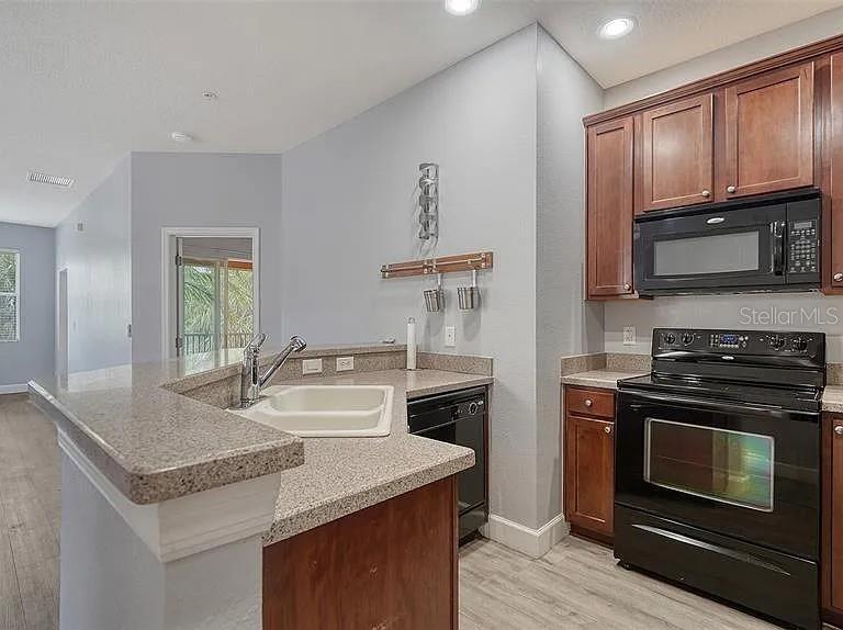 Image 6 of 26 For 7983 Limestone Lane 14-201