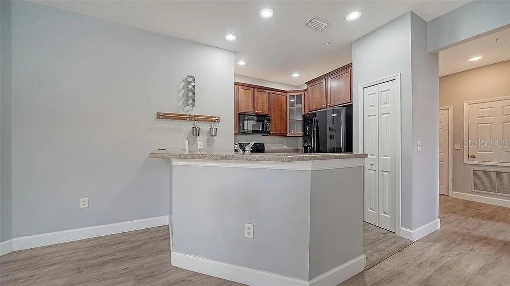 Image 7 of 26 For 7983 Limestone Lane 14-201