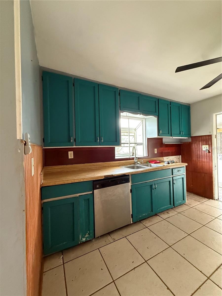 Image 21 of 30 For 2104 37th Avenue E