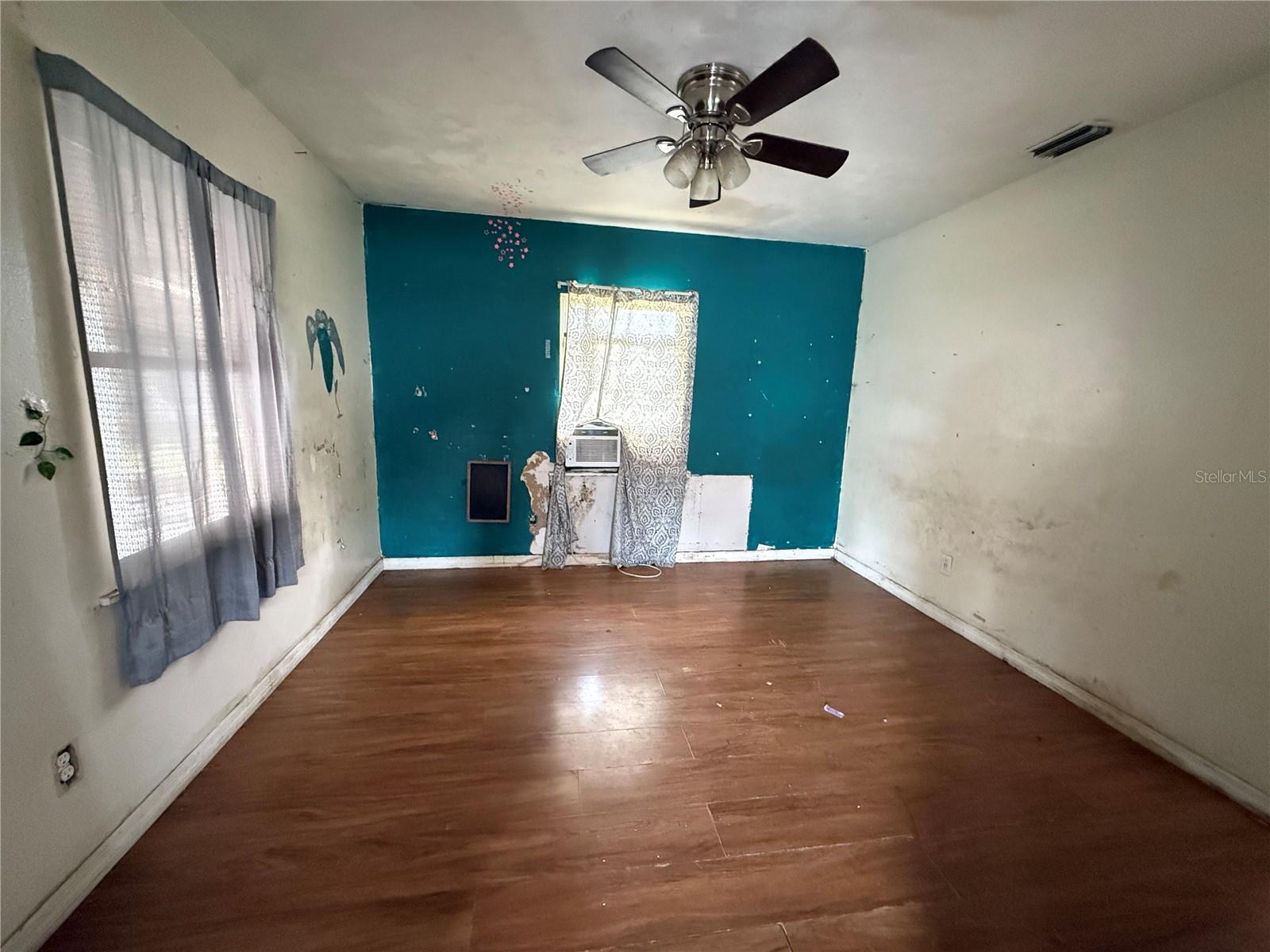 Image 22 of 30 For 2104 37th Avenue E