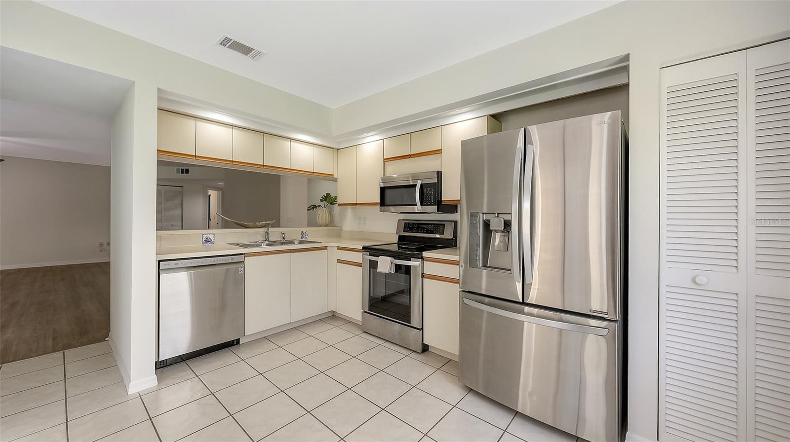 Image 14 of 39 For 5223 Heron Way 104
