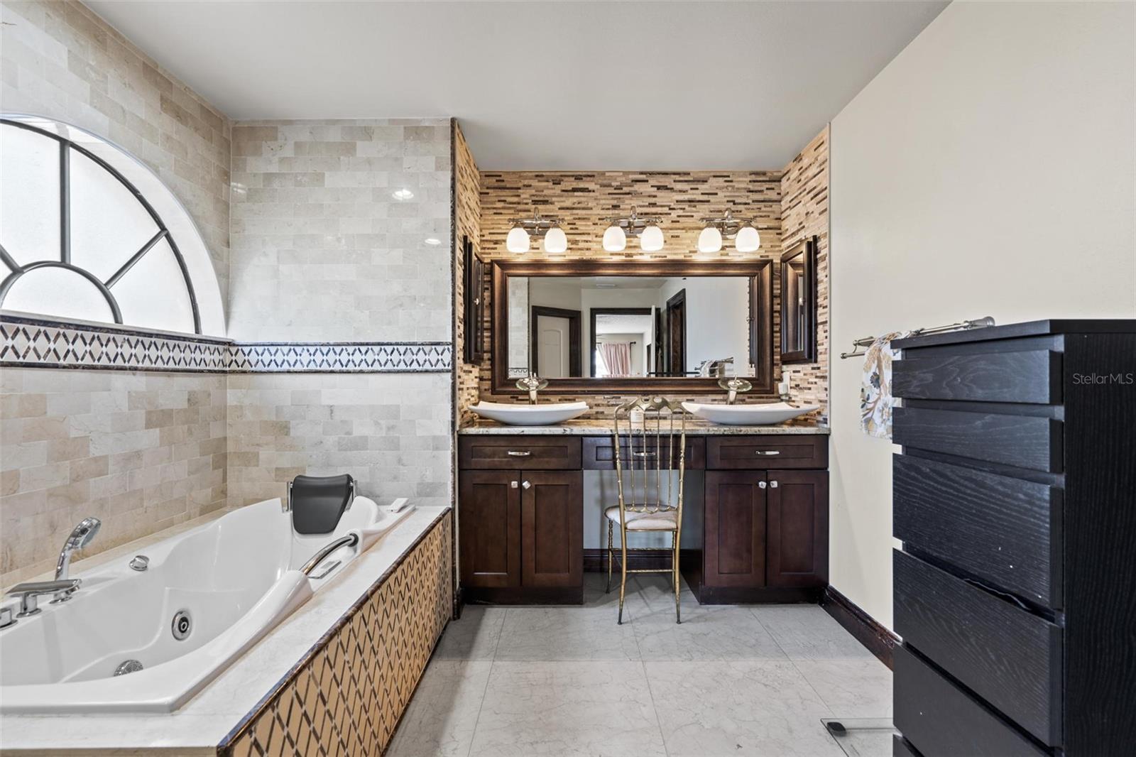 Image 42 of 85 For 1009 45th Street E
