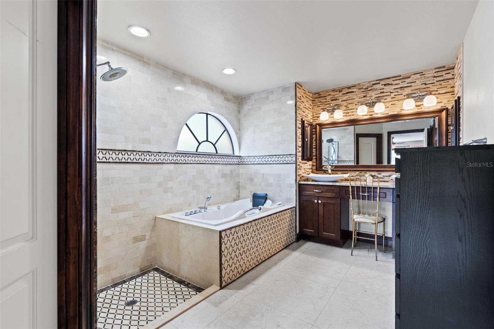 Image 43 of 85 For 1009 45th Street E