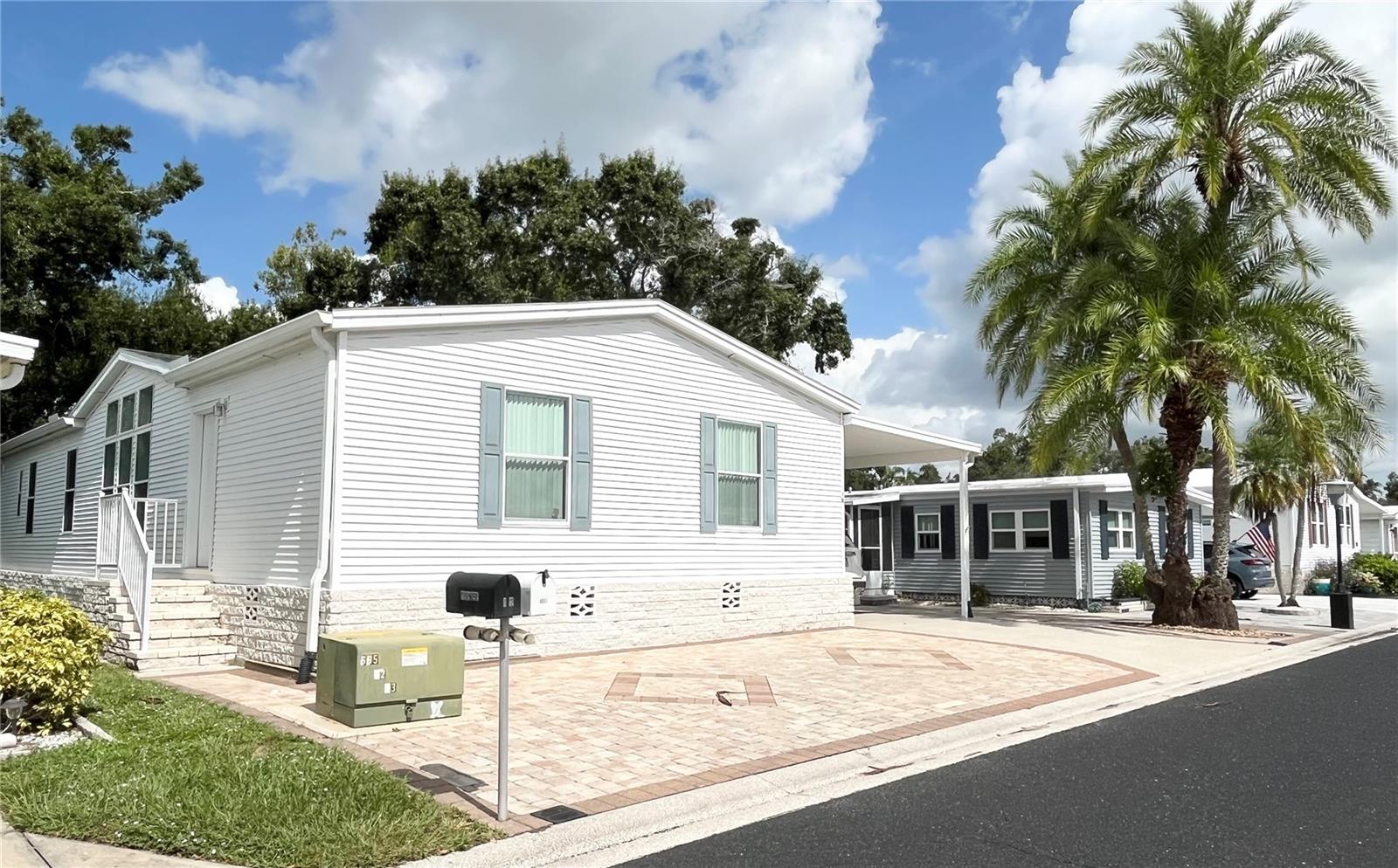 Image 3 of 68 For 110 Oakwood Boulevard W