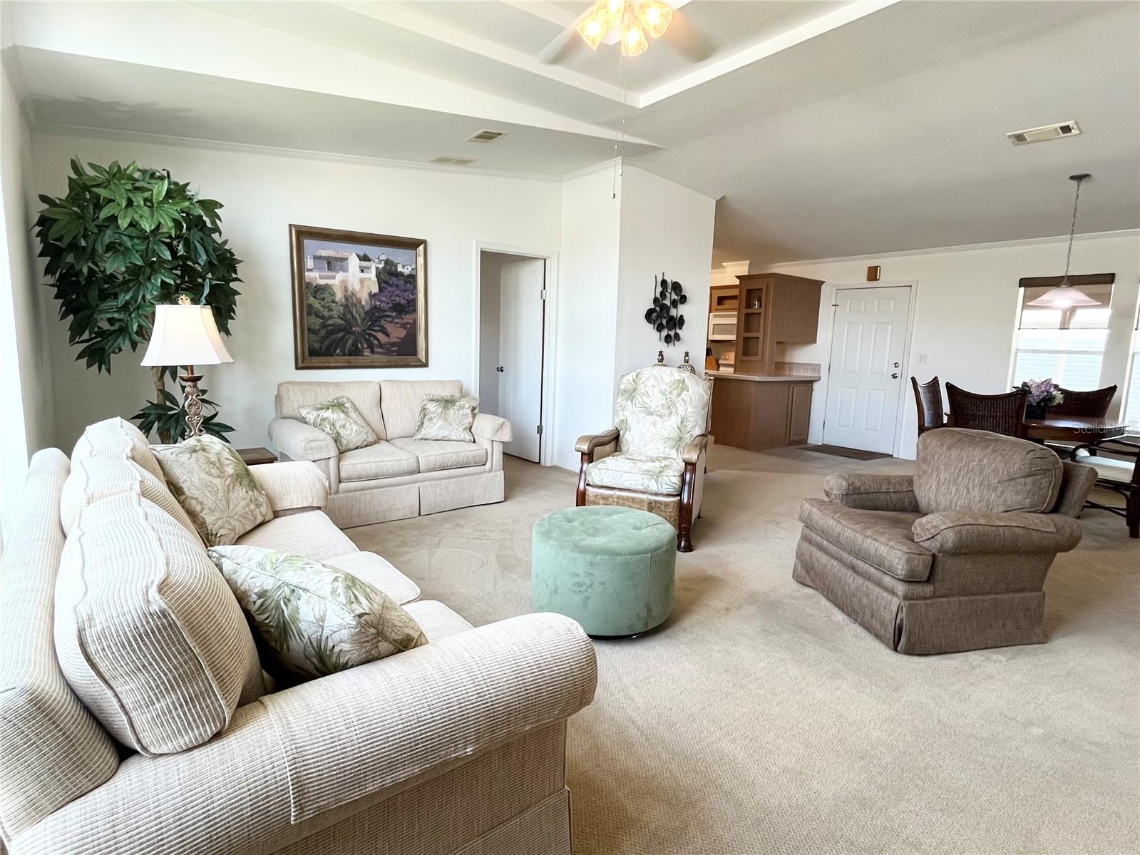 Image 8 of 68 For 110 Oakwood Boulevard W