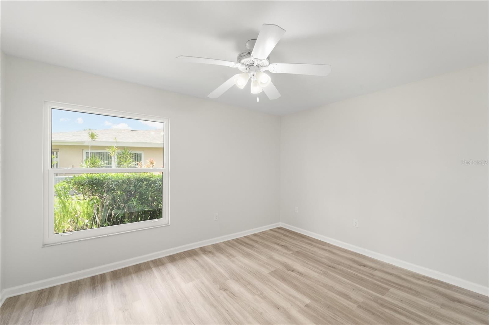 Image 19 of 30 For 5689 Evergreen Drive 18