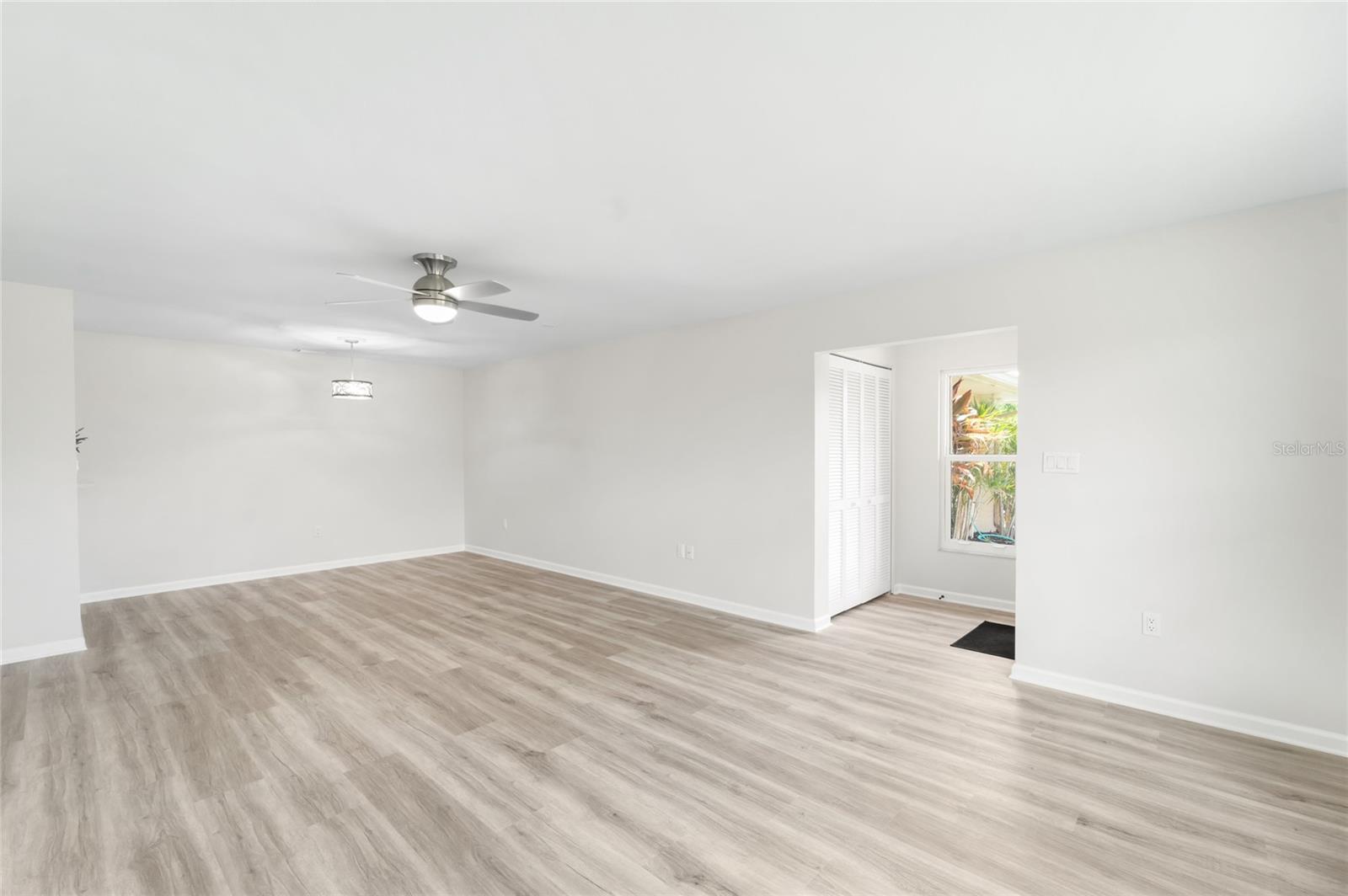 Image 5 of 30 For 5689 Evergreen Drive 18