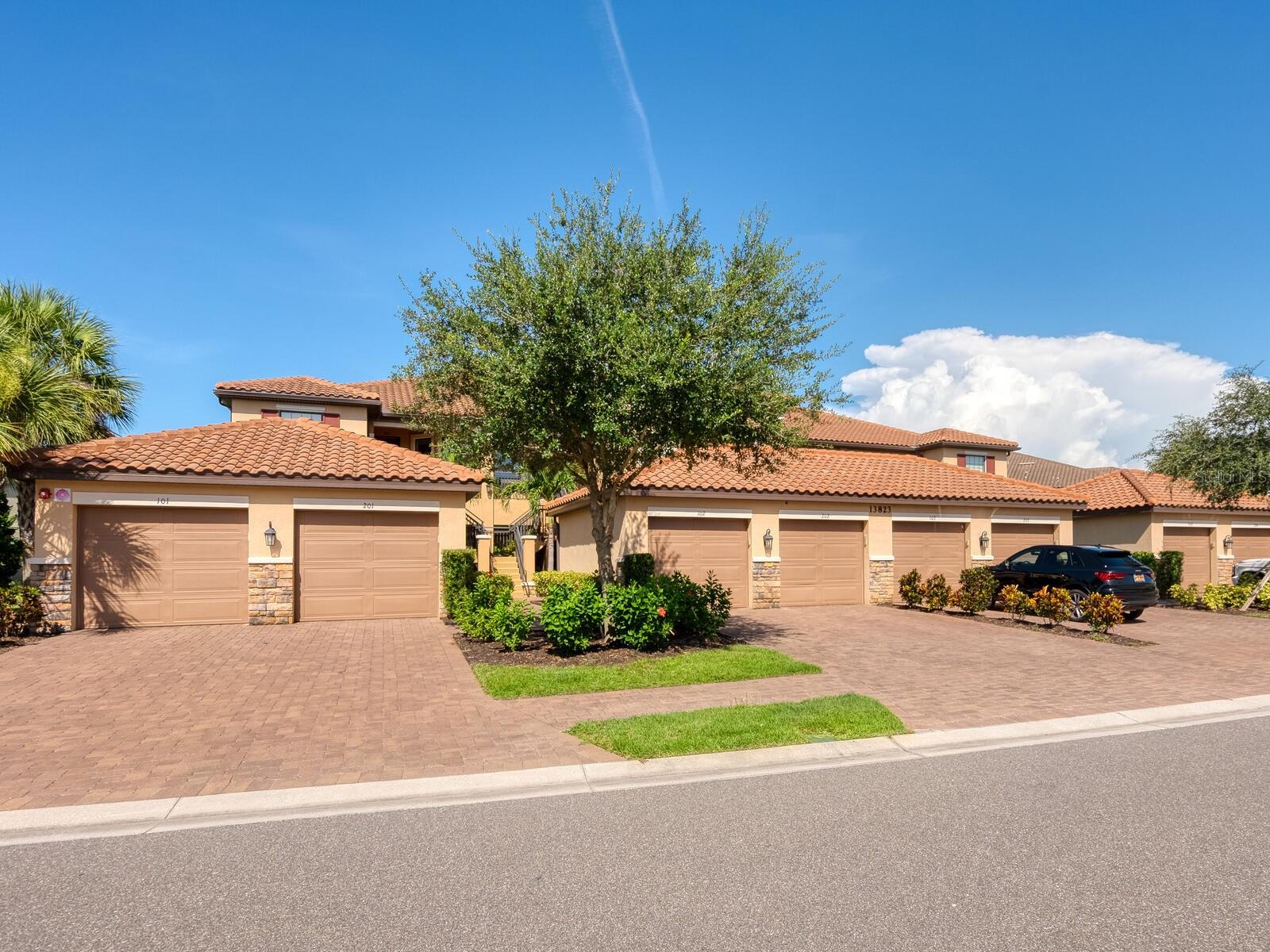 Image 4 of 76 For 13823 Messina Loop 101