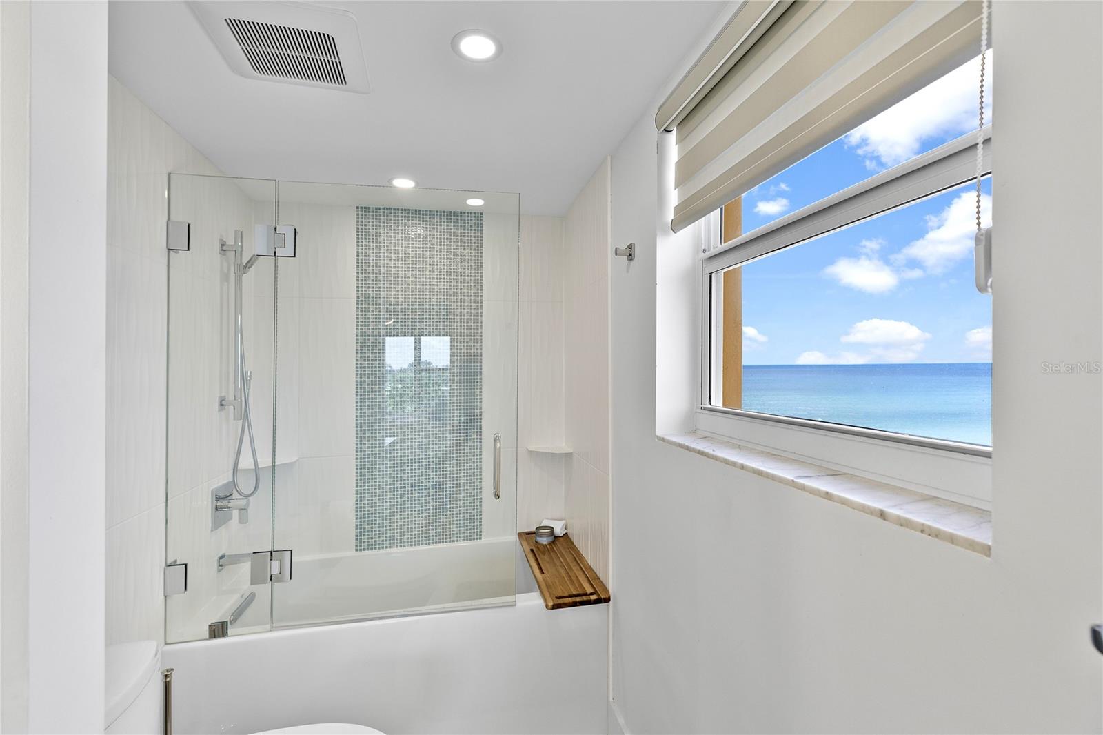 Image 20 of 28 For 601 Longboat Club Road 404s