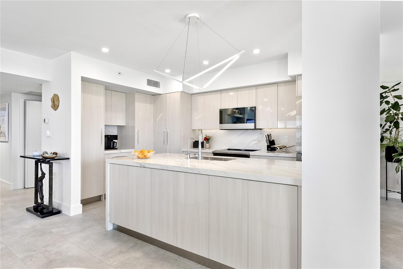 Image 6 of 28 For 601 Longboat Club Road 404s