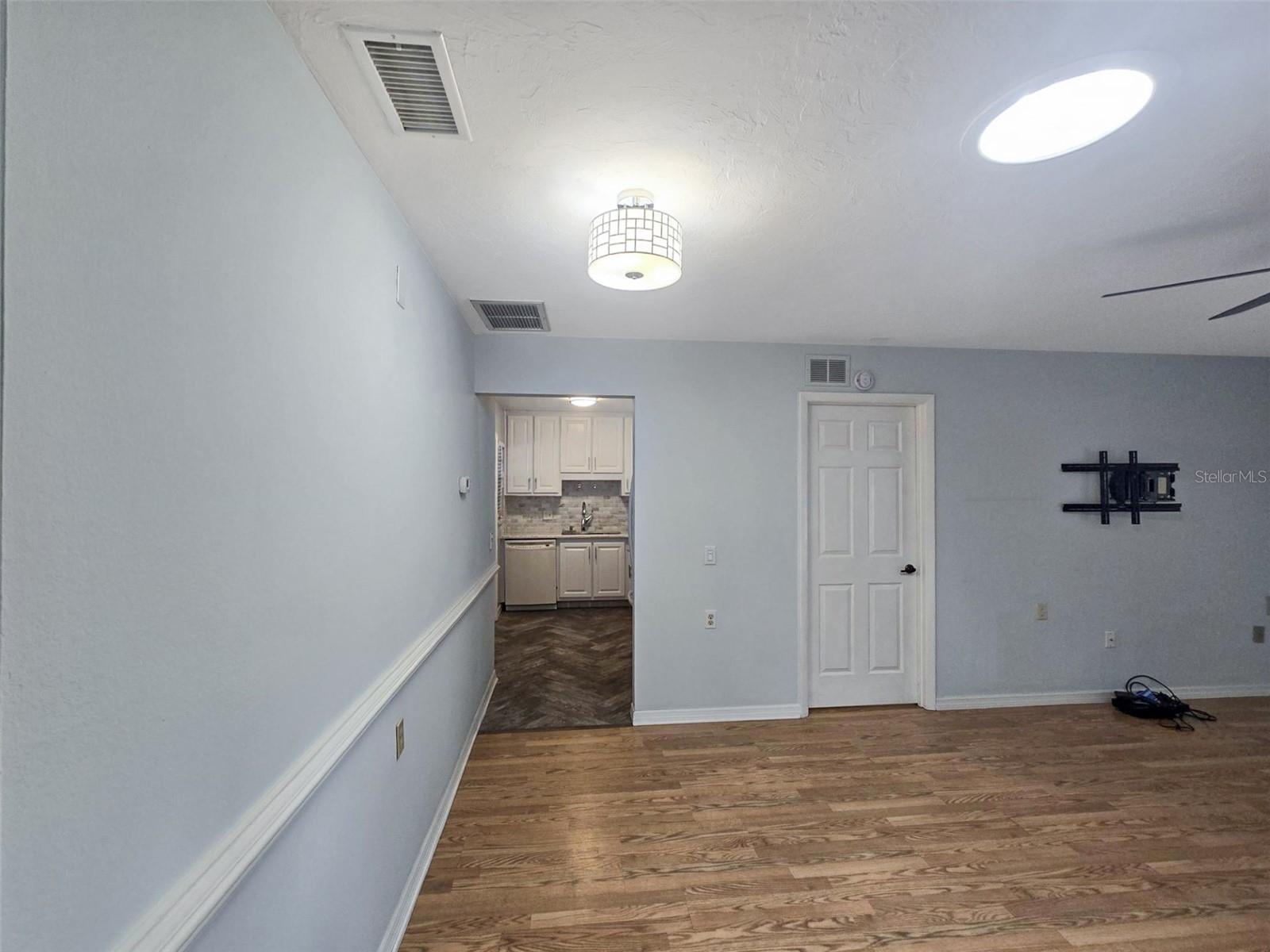 Image 4 of 16 For 6107 Evergreen Circle 10b