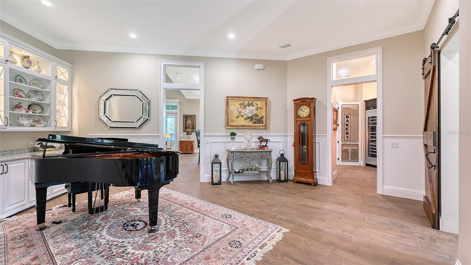 Listing photo id 15 for 6910 211th Street E