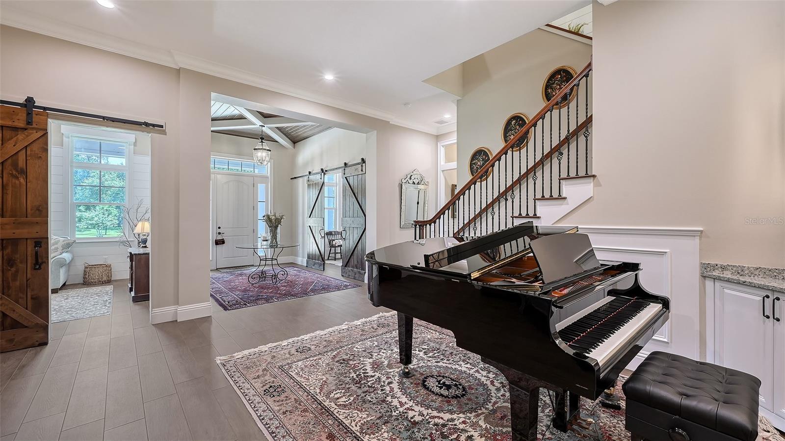 Listing photo id 16 for 6910 211th Street E