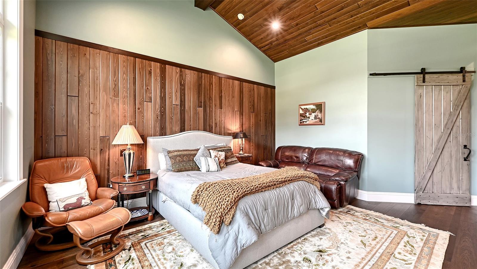 Listing photo id 43 for 6910 211th Street E