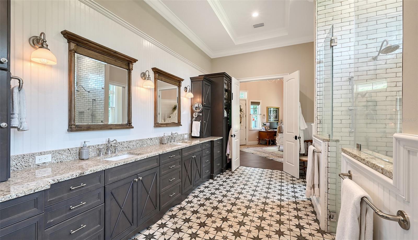 Listing photo id 46 for 6910 211th Street E
