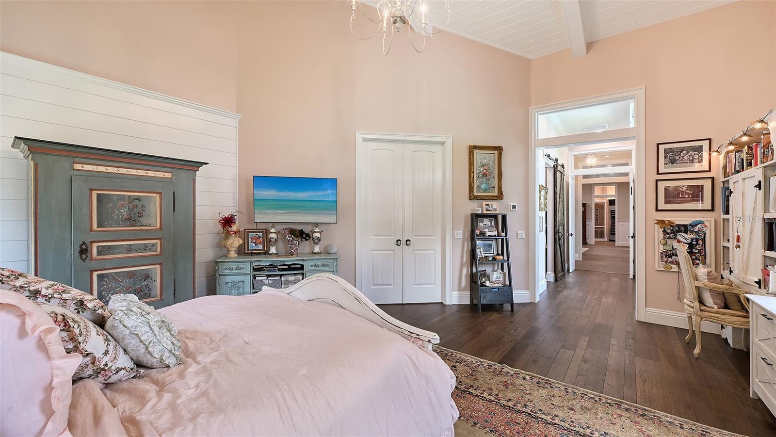 Listing photo id 53 for 6910 211th Street E
