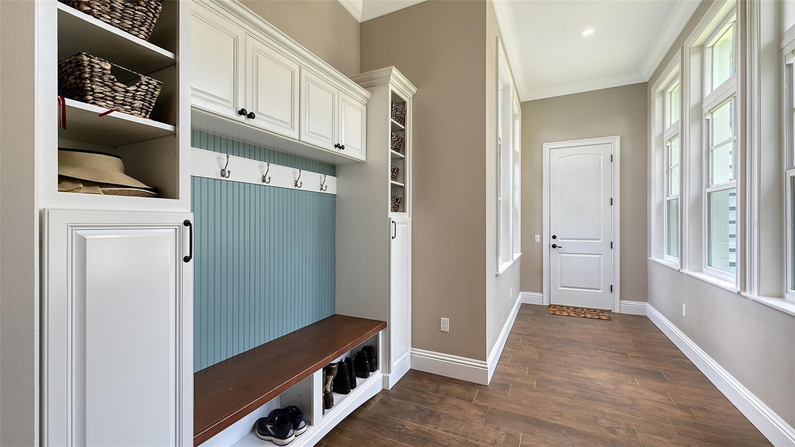Listing photo id 55 for 6910 211th Street E