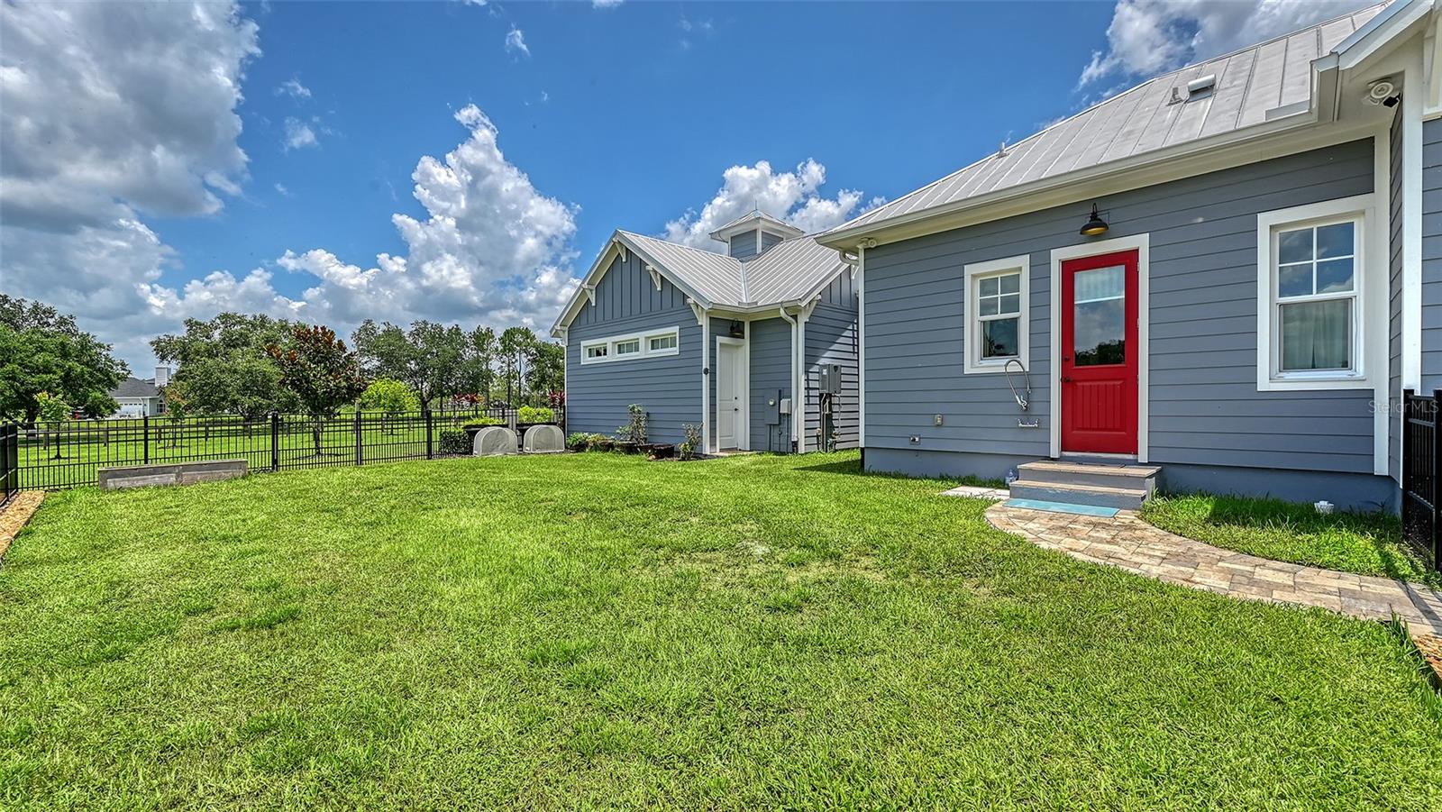 Listing photo id 57 for 6910 211th Street E