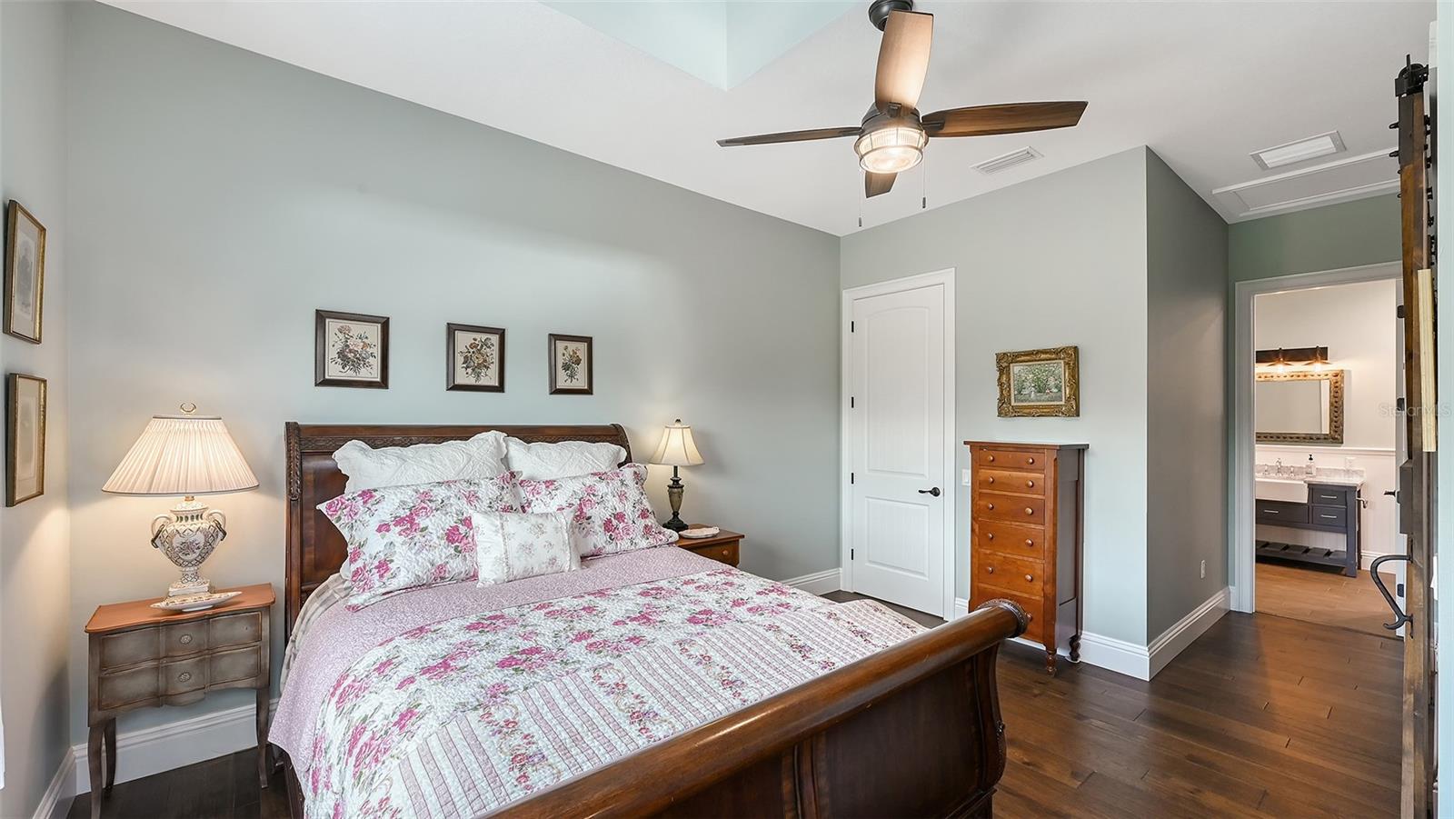 Listing photo id 69 for 6910 211th Street E