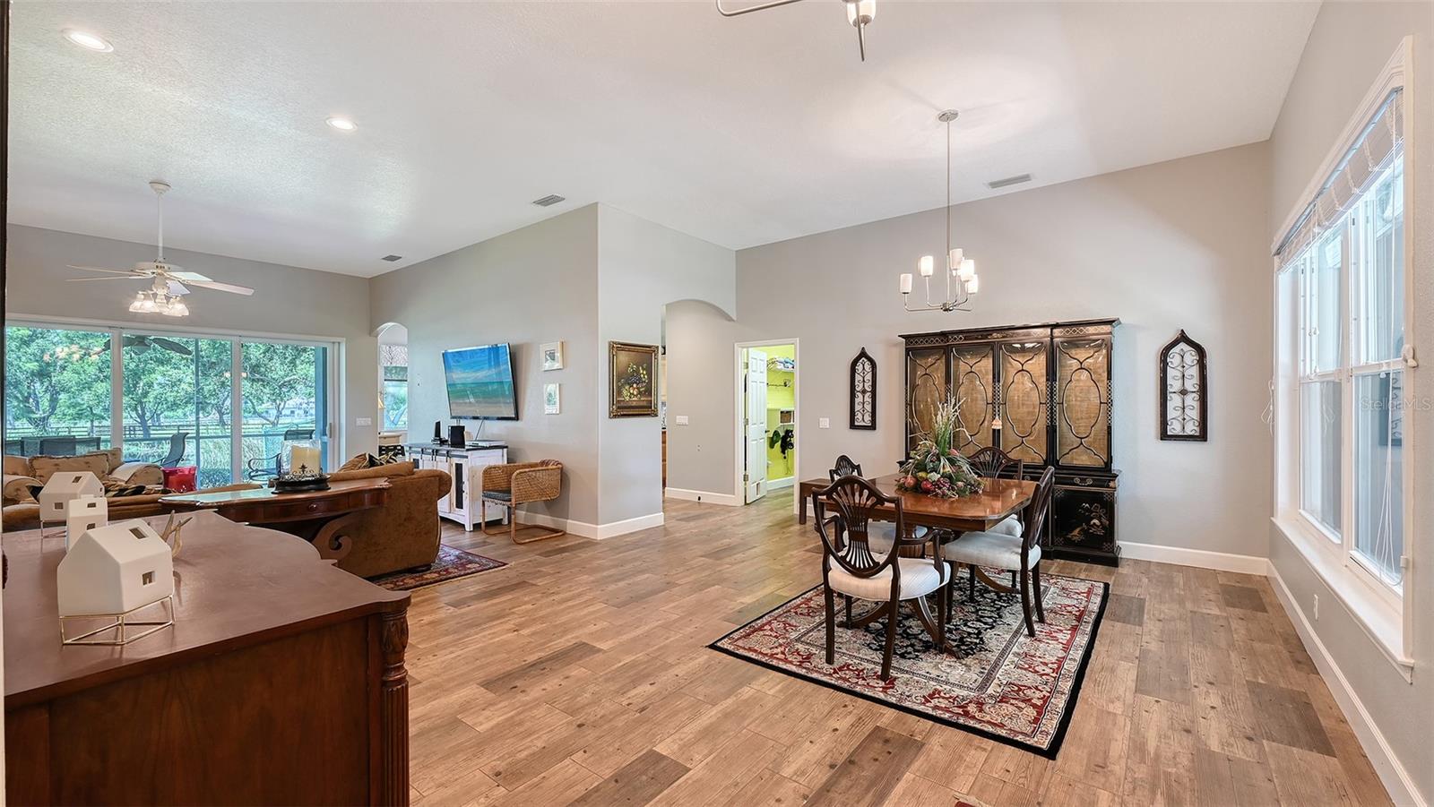 Listing photo id 84 for 6910 211th Street E