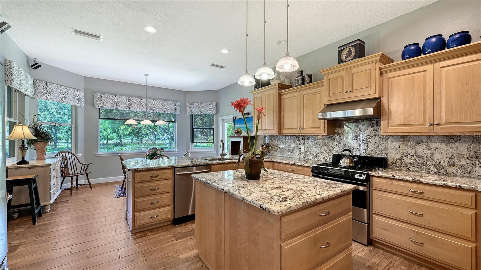 Listing photo id 86 for 6910 211th Street E