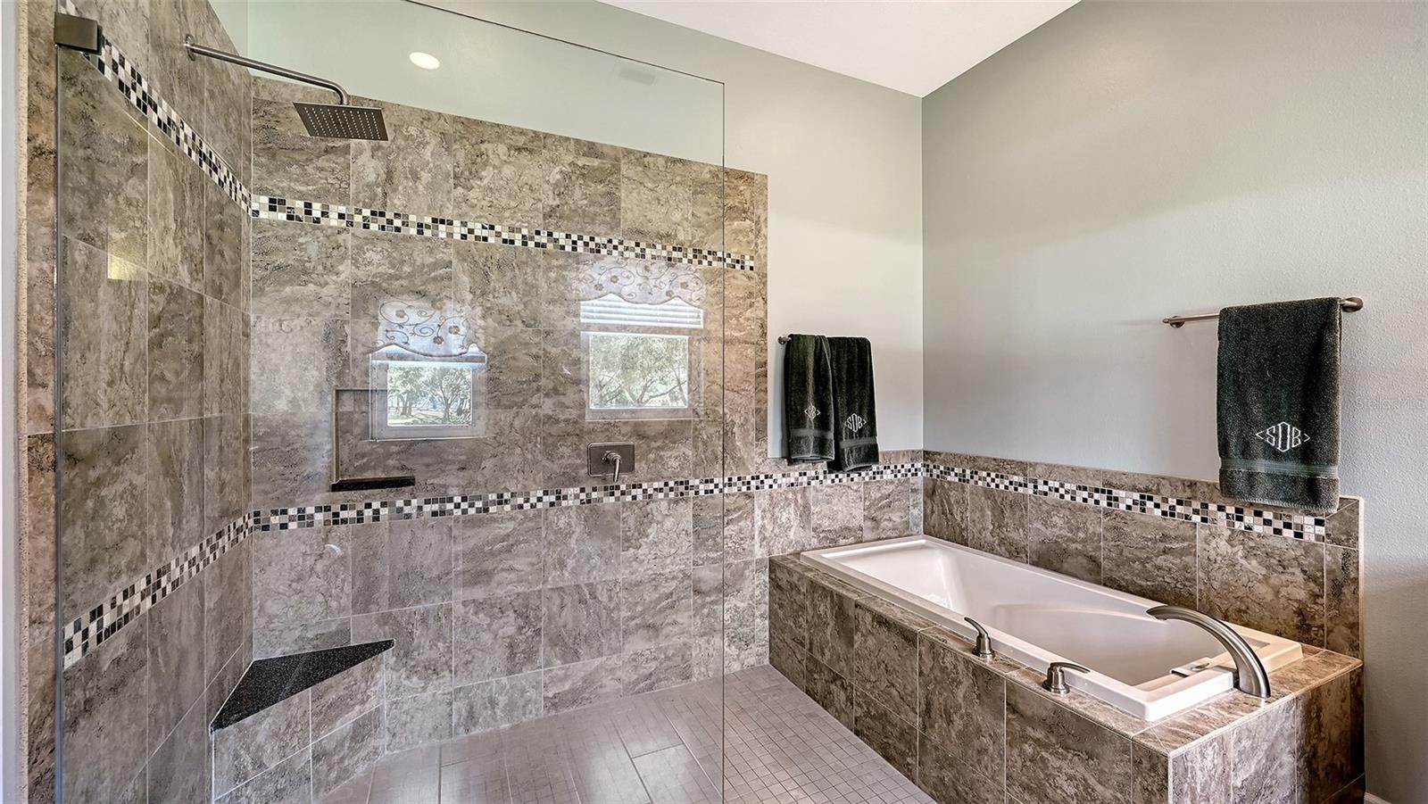 Listing photo id 91 for 6910 211th Street E