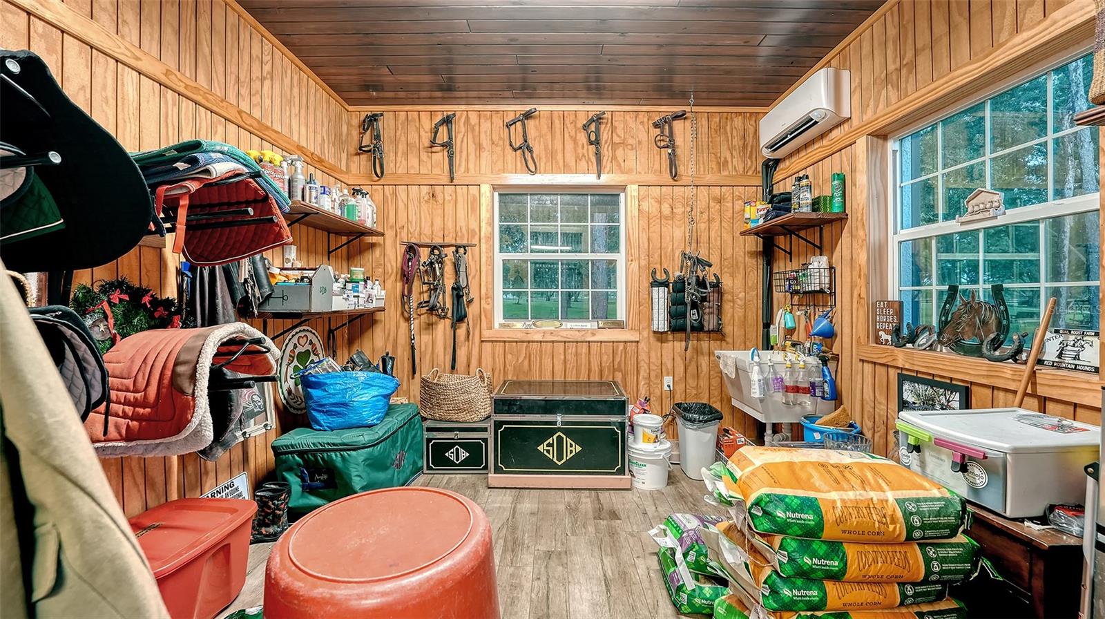 Listing photo id 96 for 6910 211th Street E