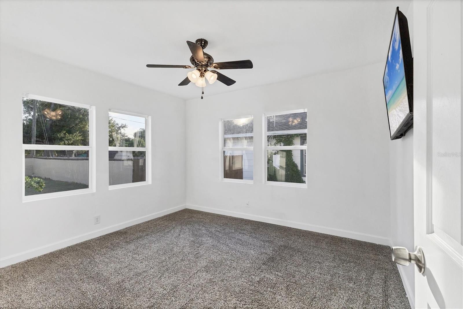 Image 23 of 32 For 1905 14th Avenue W