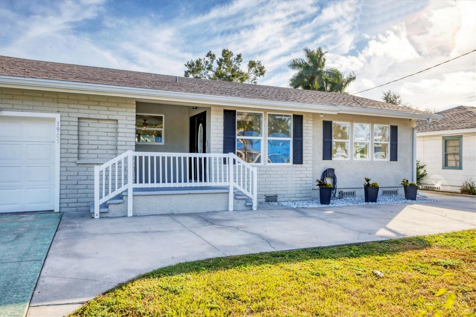 Image 3 of 32 For 1905 14th Avenue W