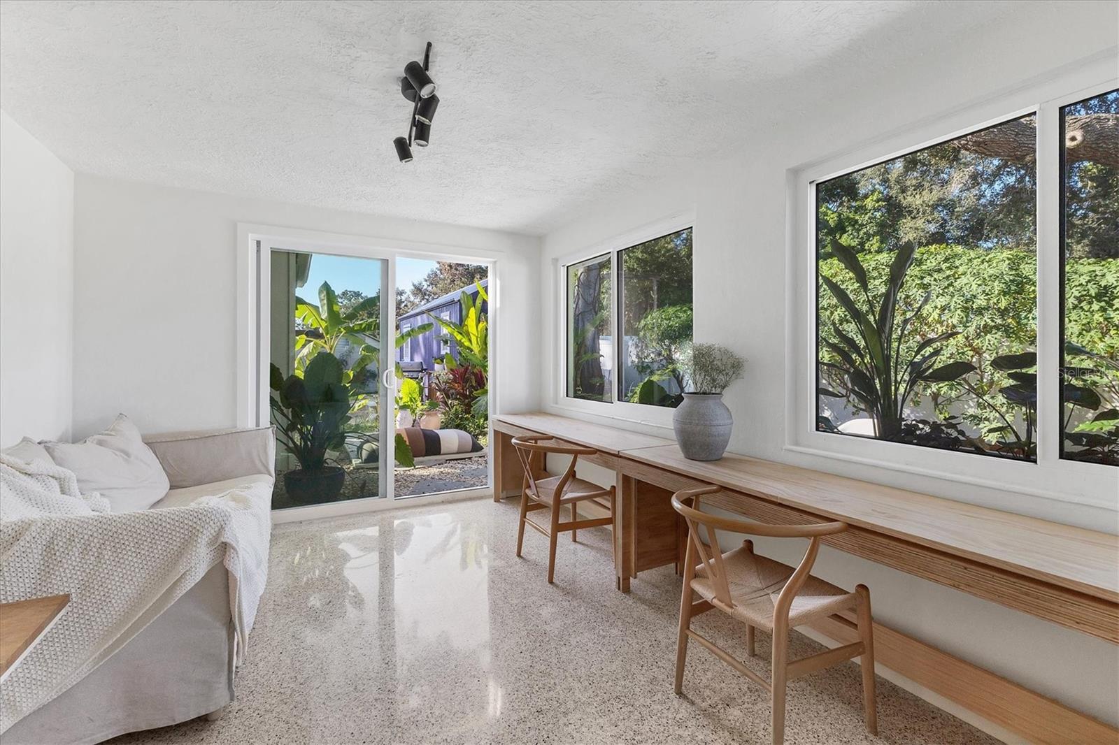 Image 28 of 47 For 2040 Palm Terrace