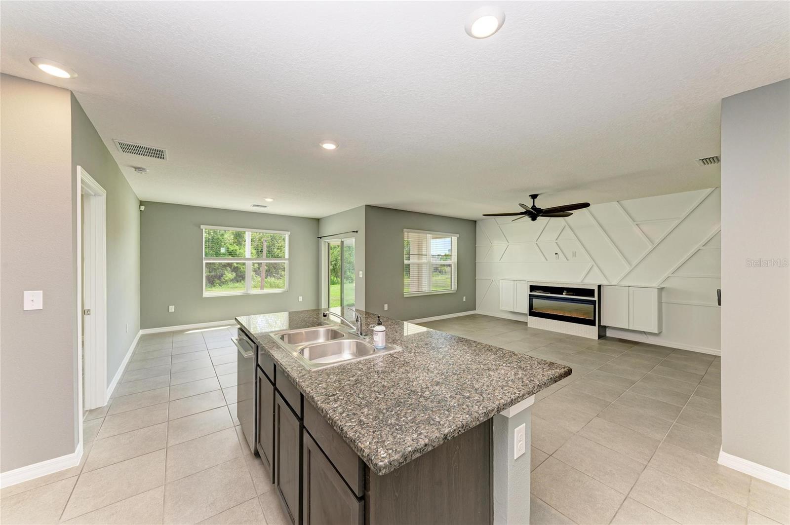 Image 18 of 36 For 2825 Greenleaf Terrace