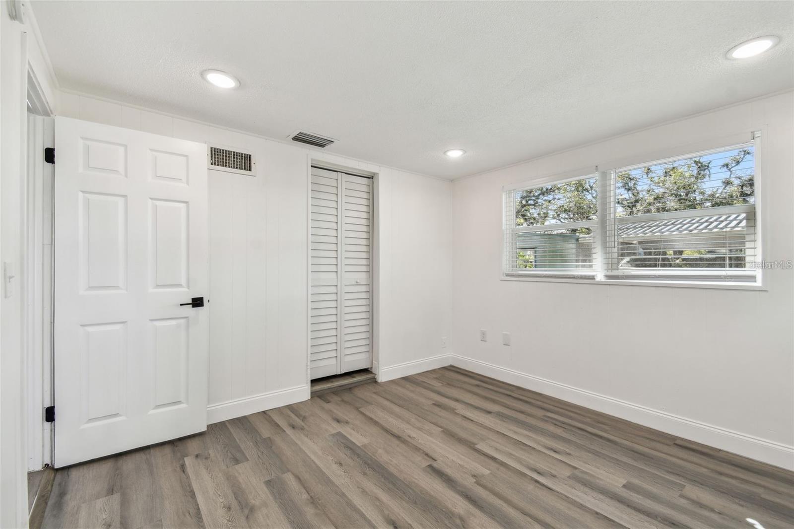 Image 10 of 33 For 708 15th Avenue W