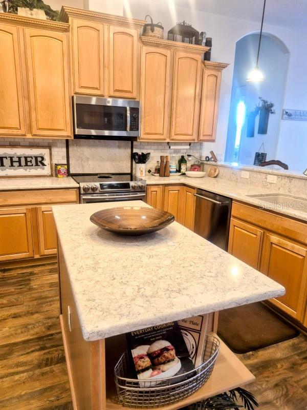 Listing photo id 10 for 6408 Rubia Circle