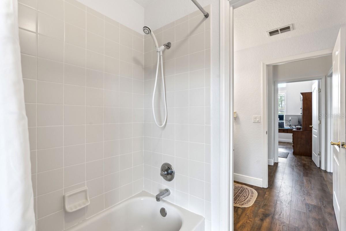 Listing photo id 35 for 6408 Rubia Circle