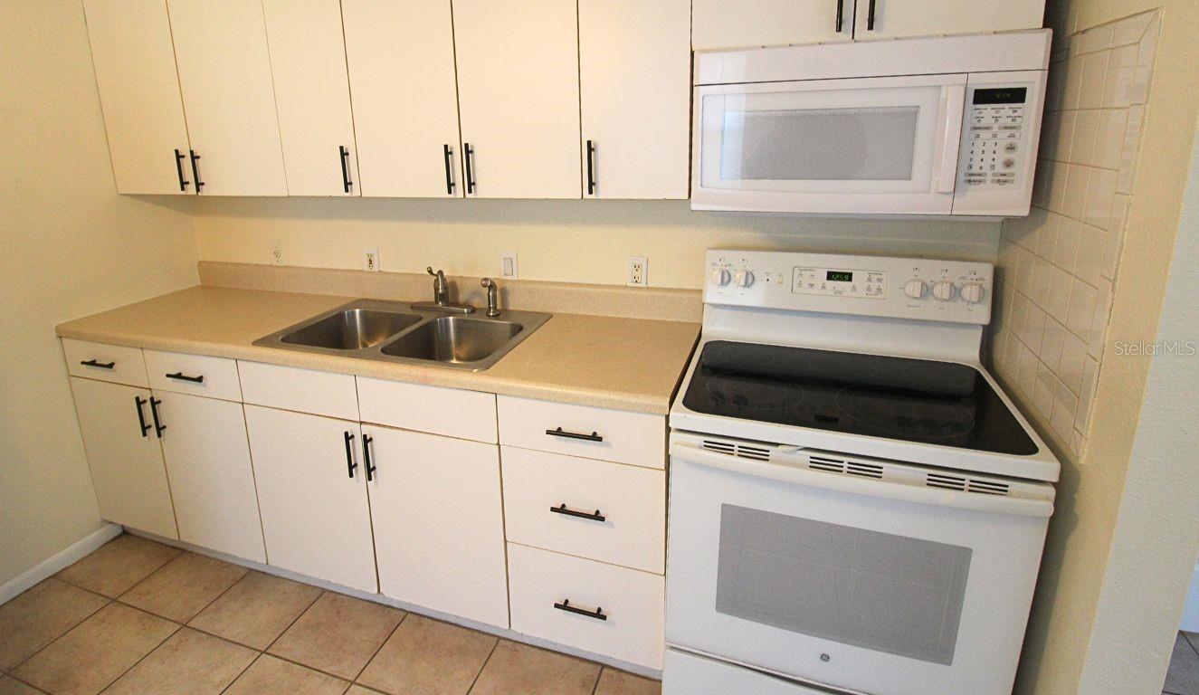 Image 2 of 7 For 255 Pineapple Street 1