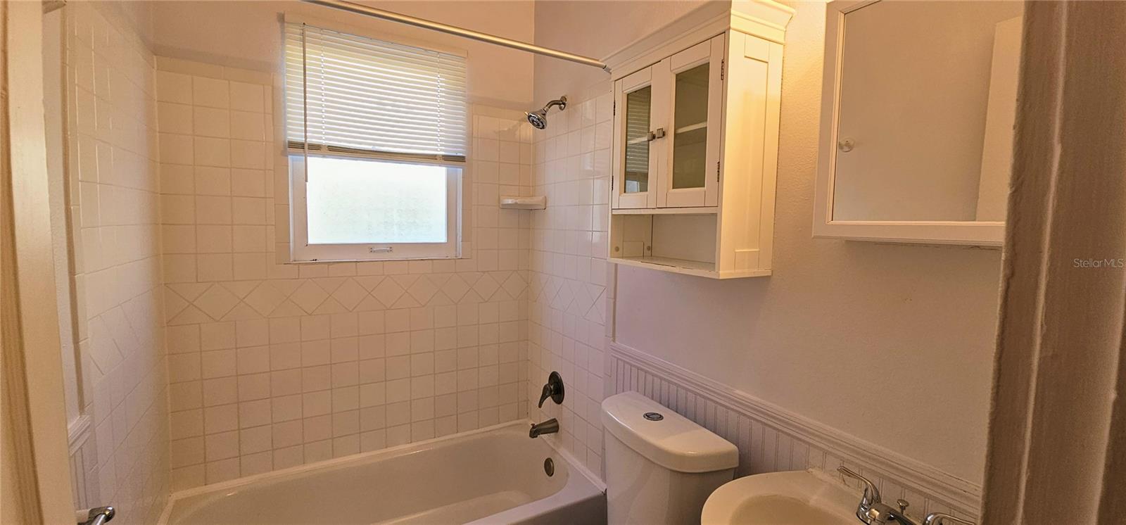 Image 8 of 9 For 325 Ohio Place 2