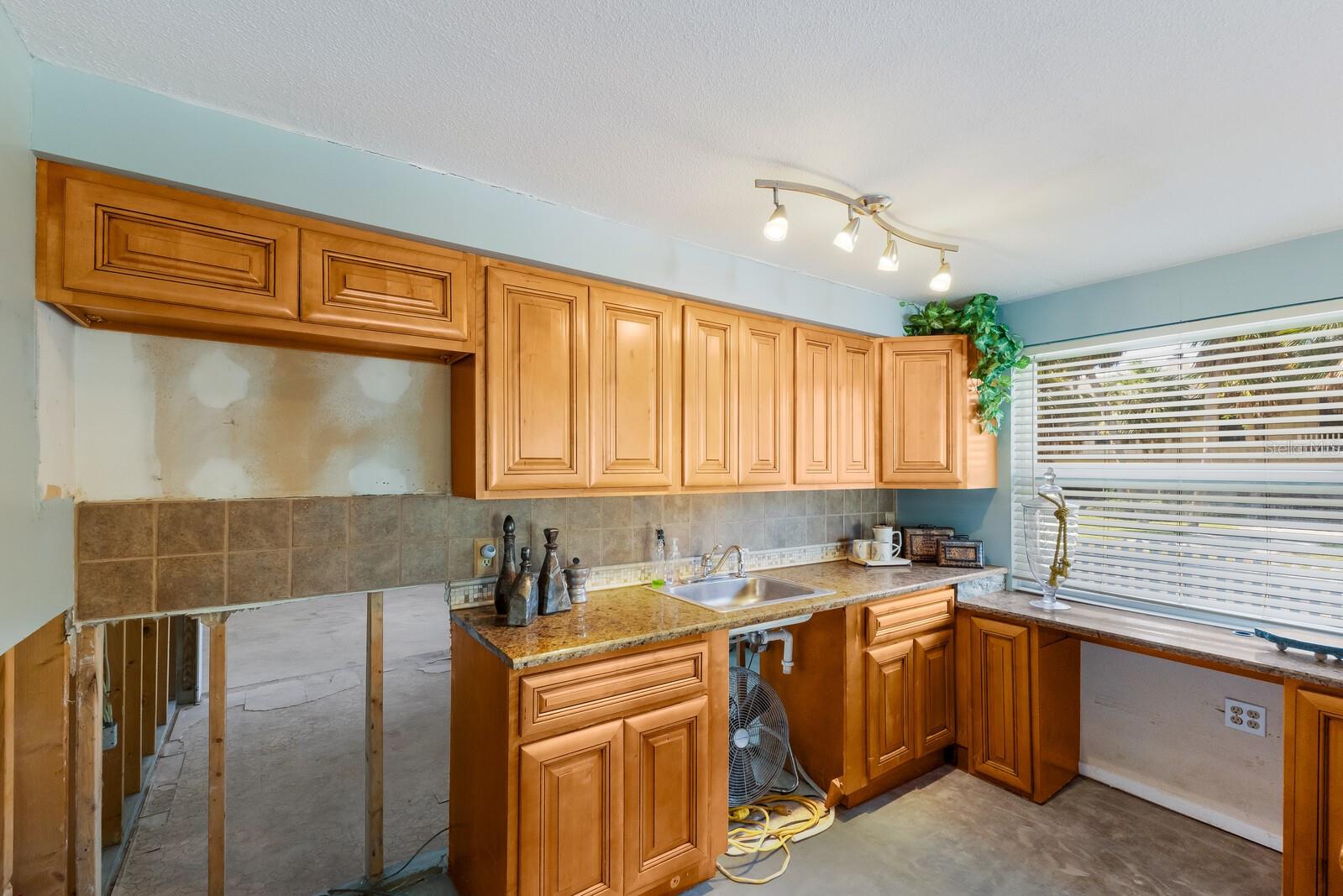 Image 10 of 34 For 5801 Imperiore Avenue