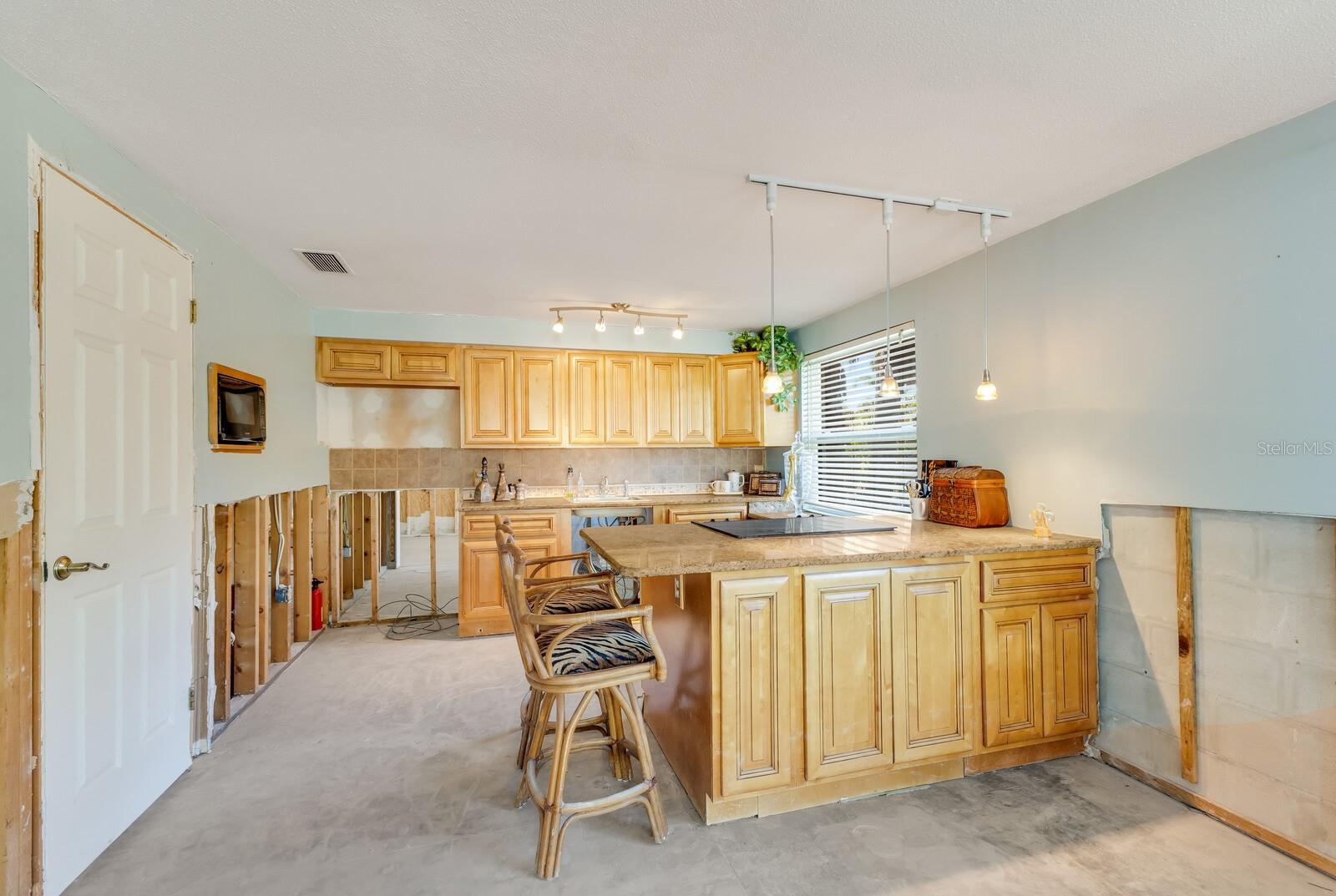 Image 9 of 34 For 5801 Imperiore Avenue