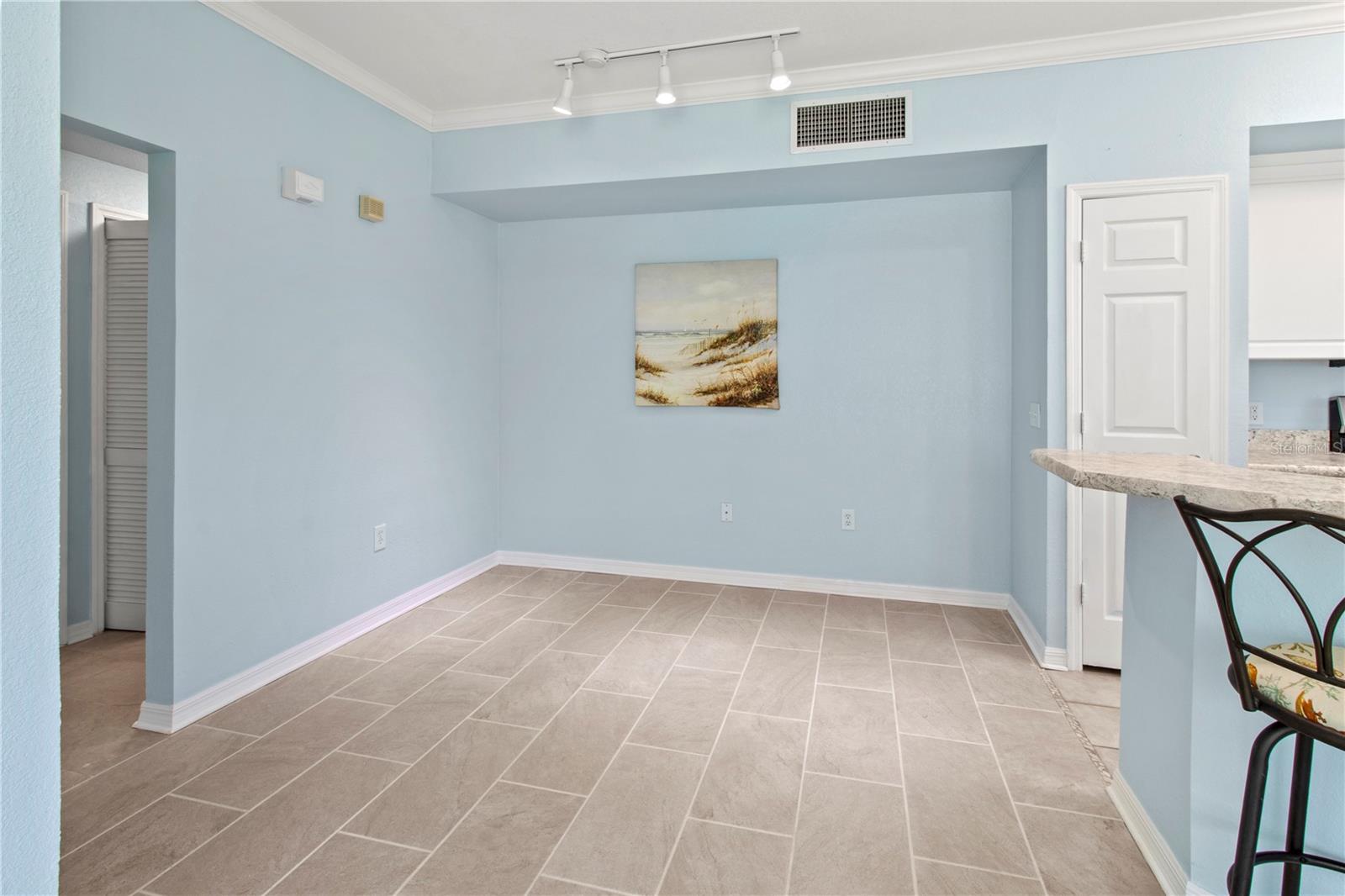 Image 19 of 41 For 5560 Rosehill Road 103