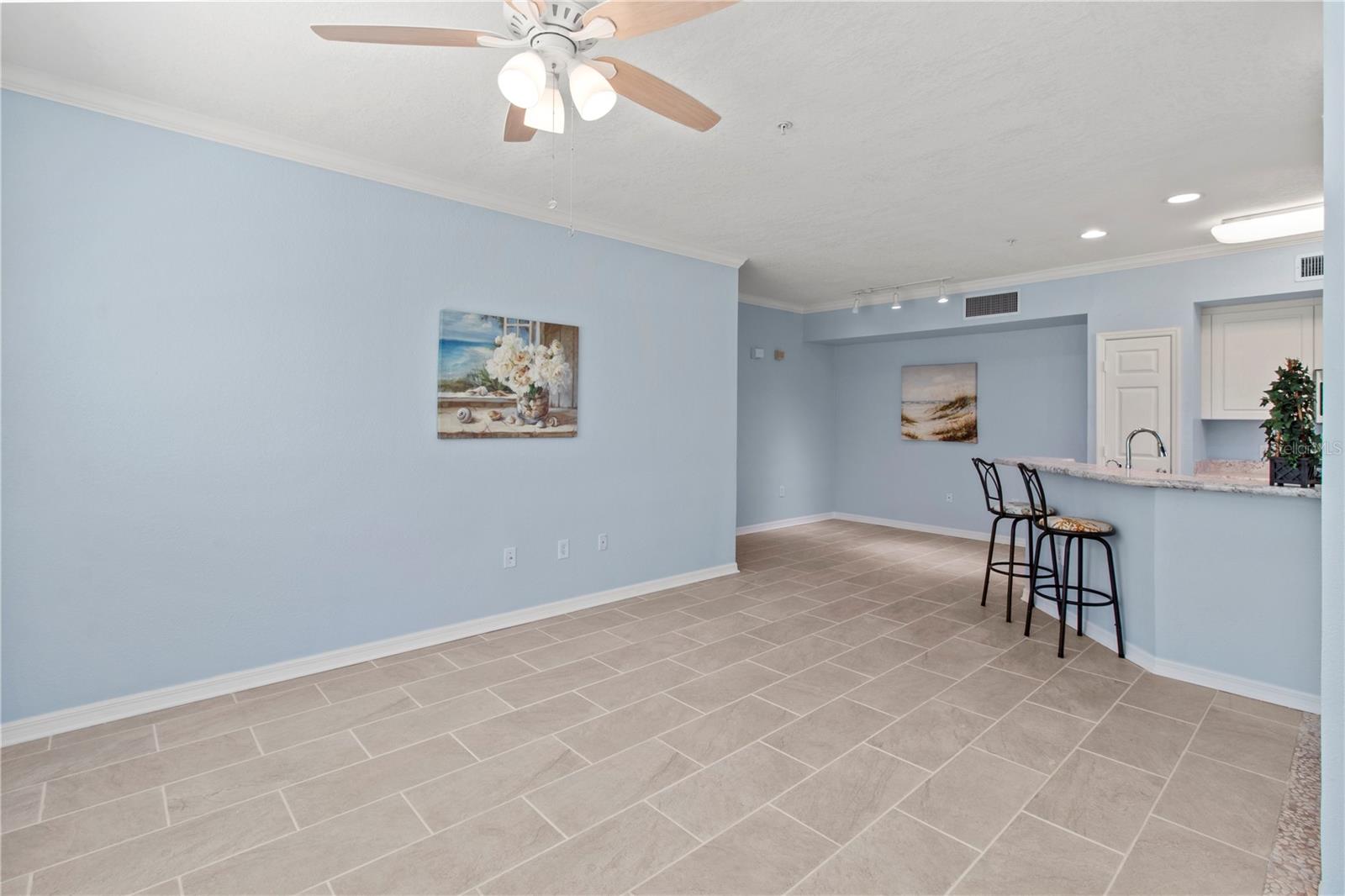 Image 4 of 41 For 5560 Rosehill Road 103