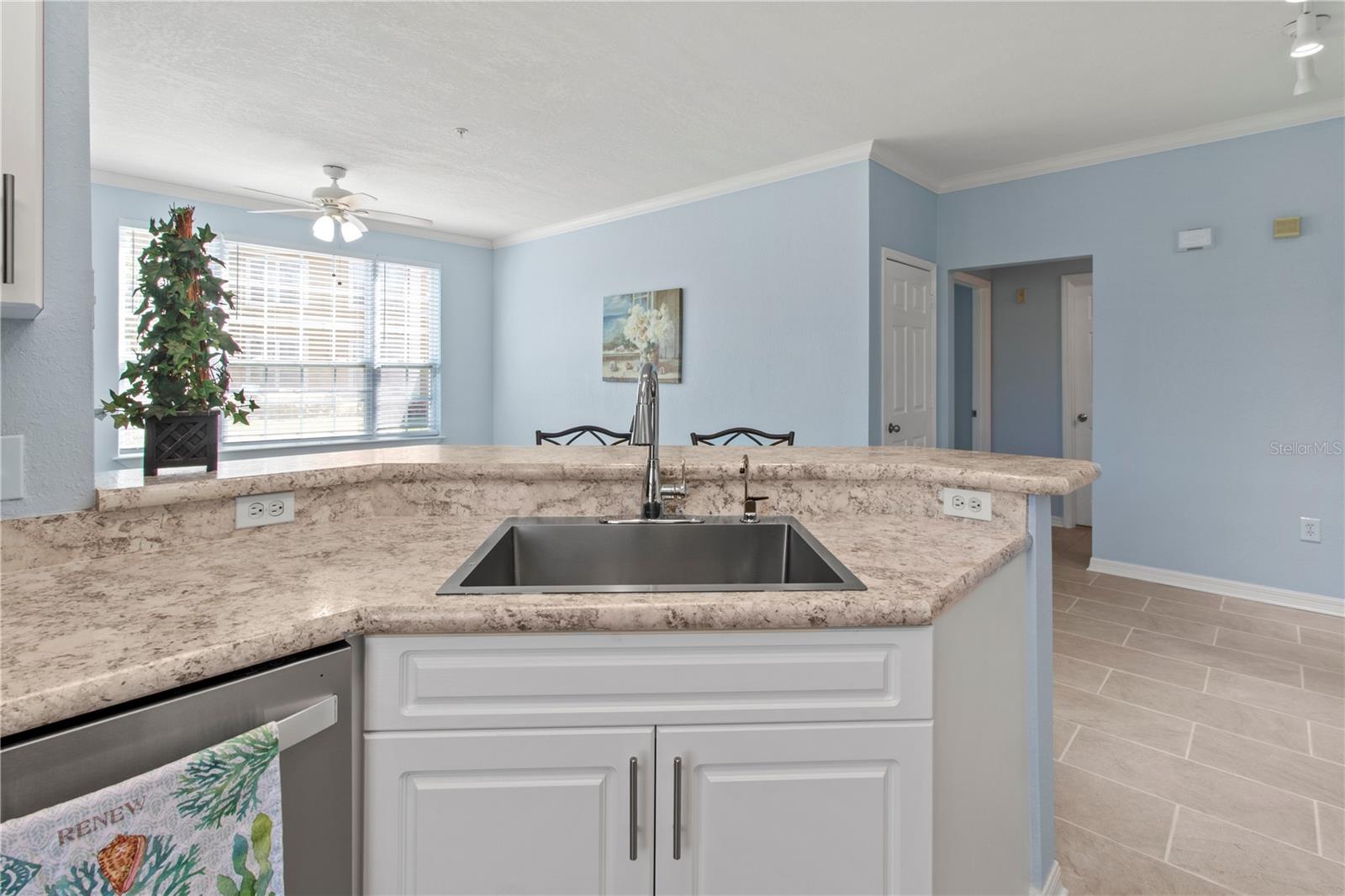 Image 8 of 41 For 5560 Rosehill Road 103