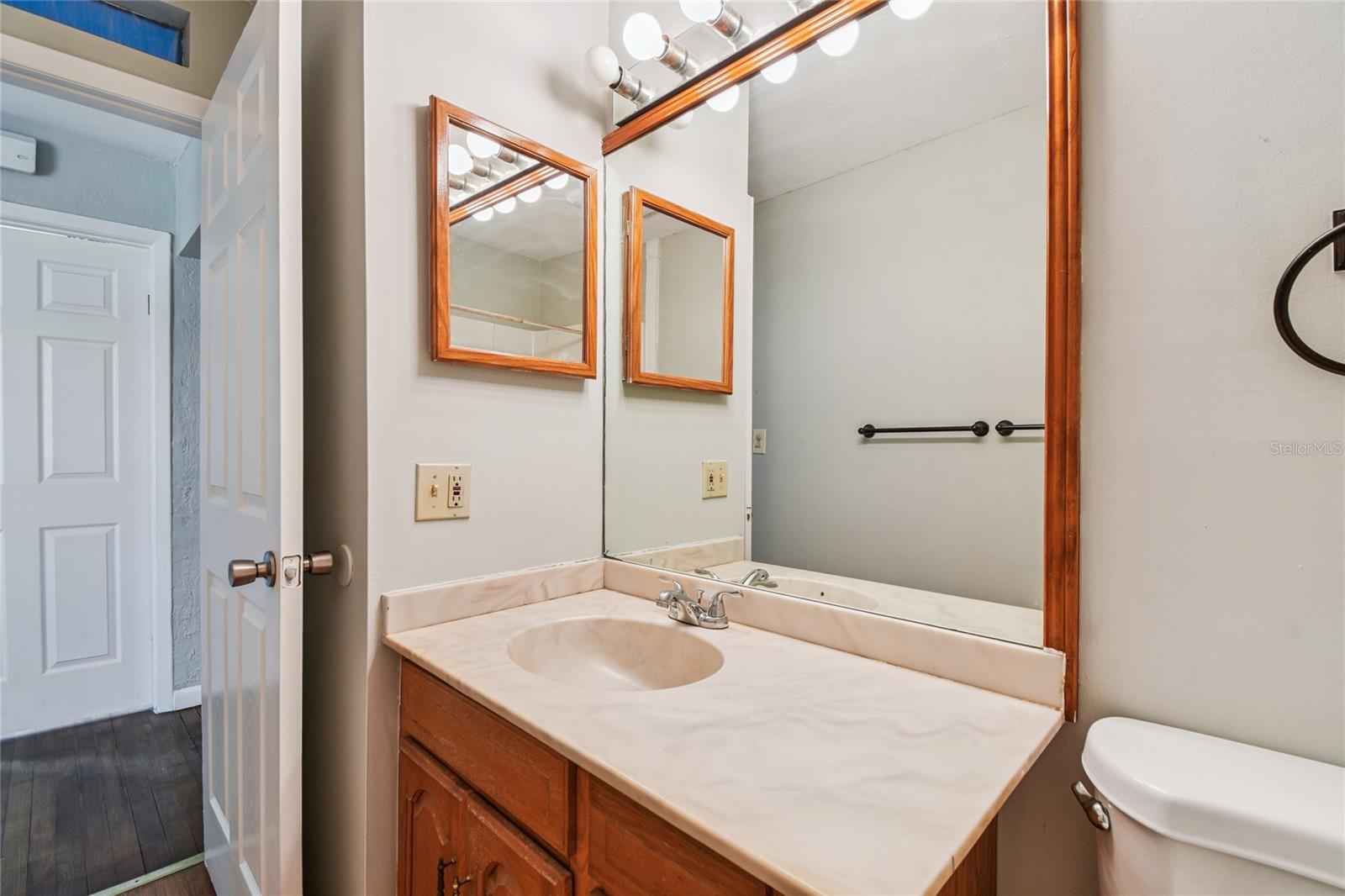 Image 17 of 52 For 751 Southwest Boulevard N