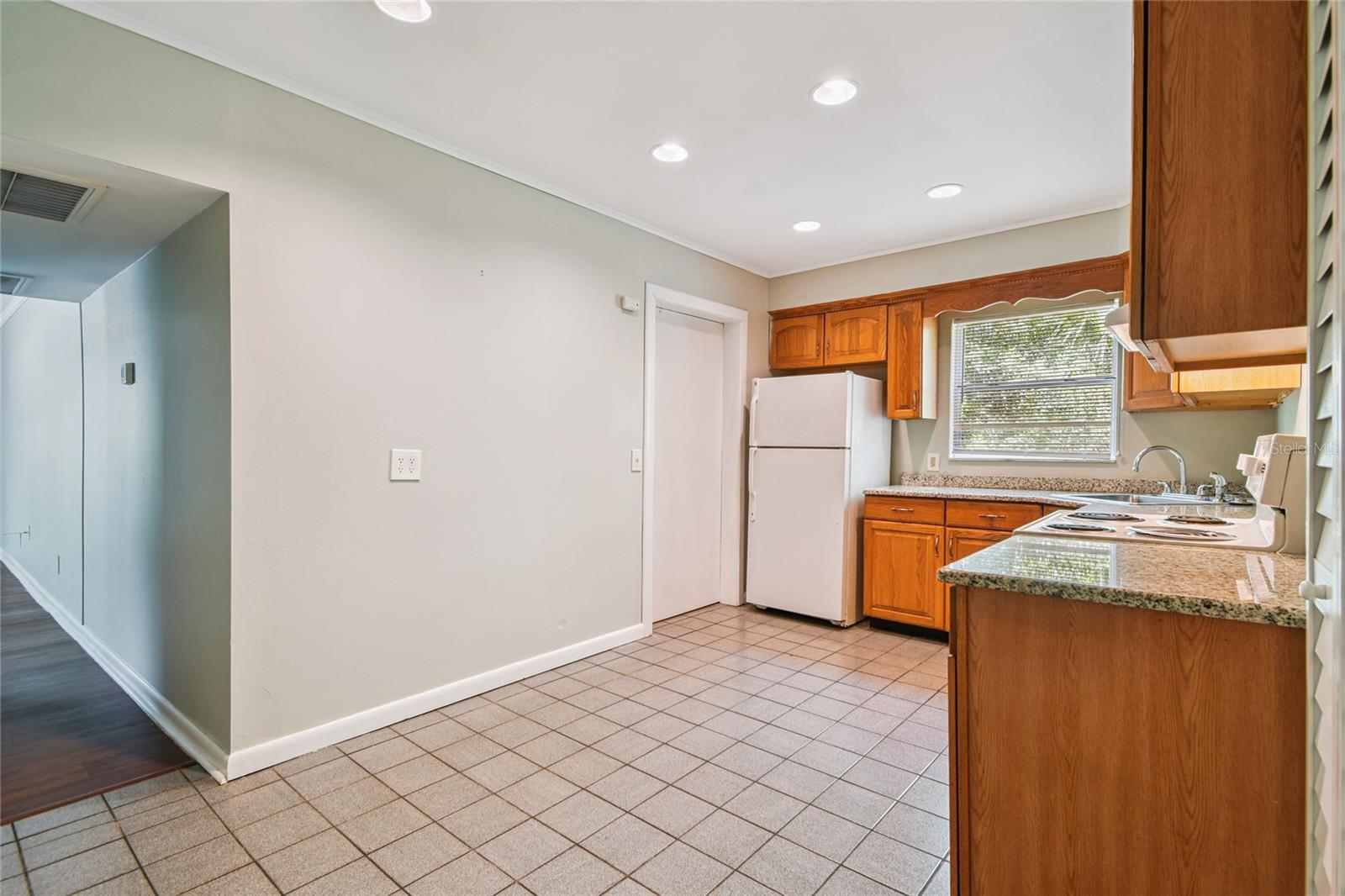 Image 18 of 52 For 751 Southwest Boulevard N