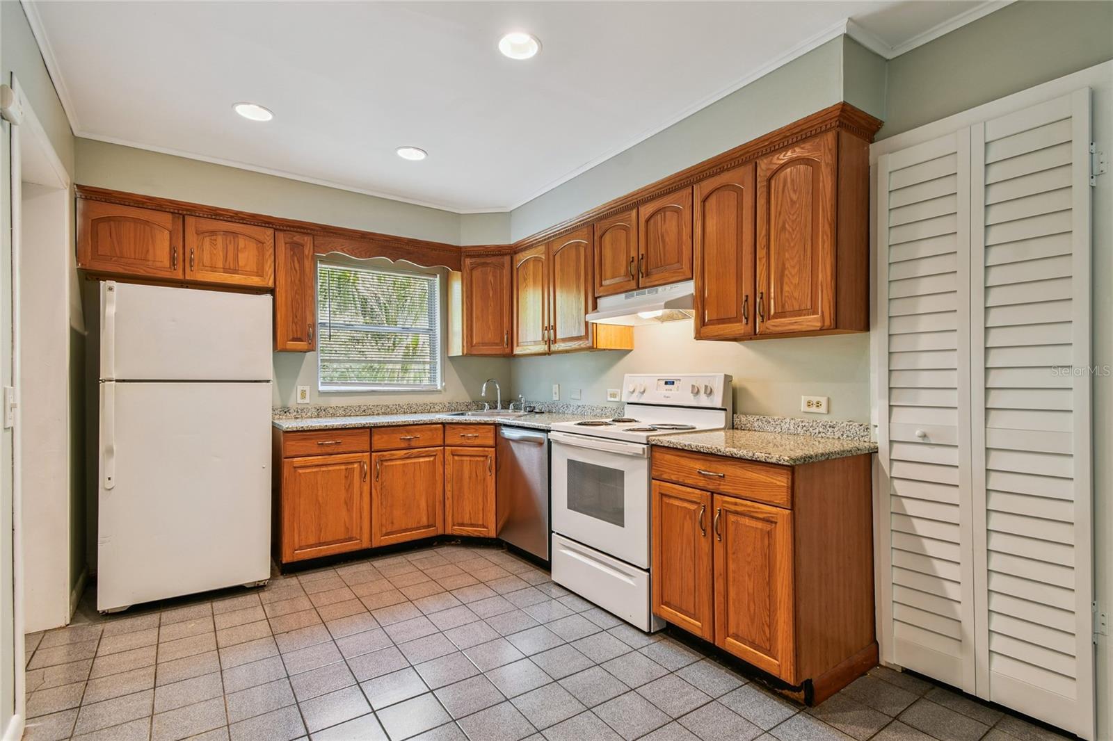 Image 19 of 52 For 751 Southwest Boulevard N