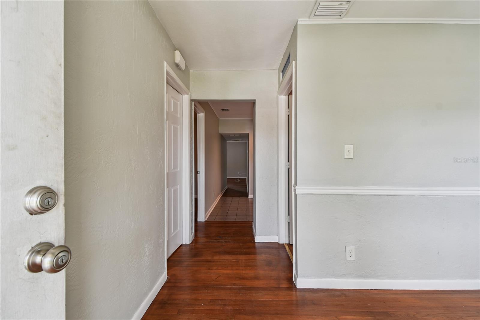 Image 5 of 52 For 751 Southwest Boulevard N